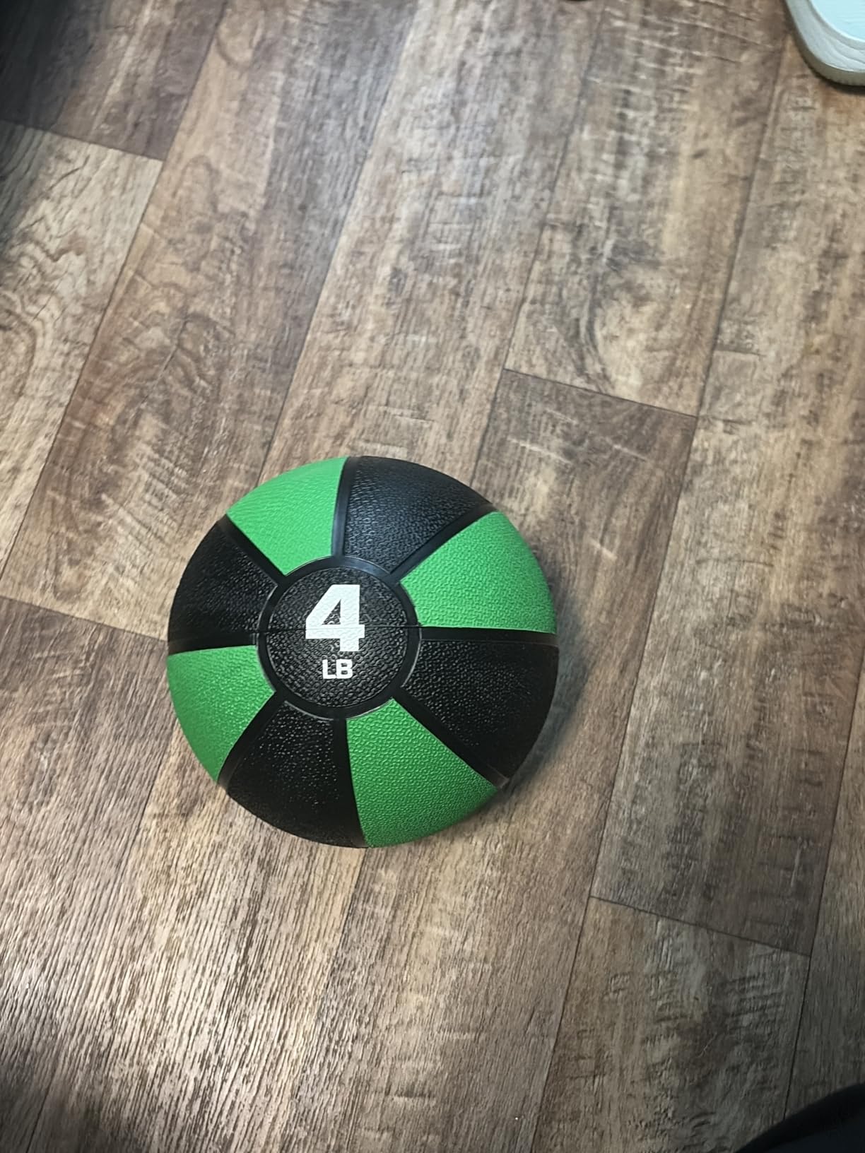 Amazon Basics Weighted Medicine Ball for Core Strength, Strength Training, Full-Body Workouts and Balance Exercises customer photo 1