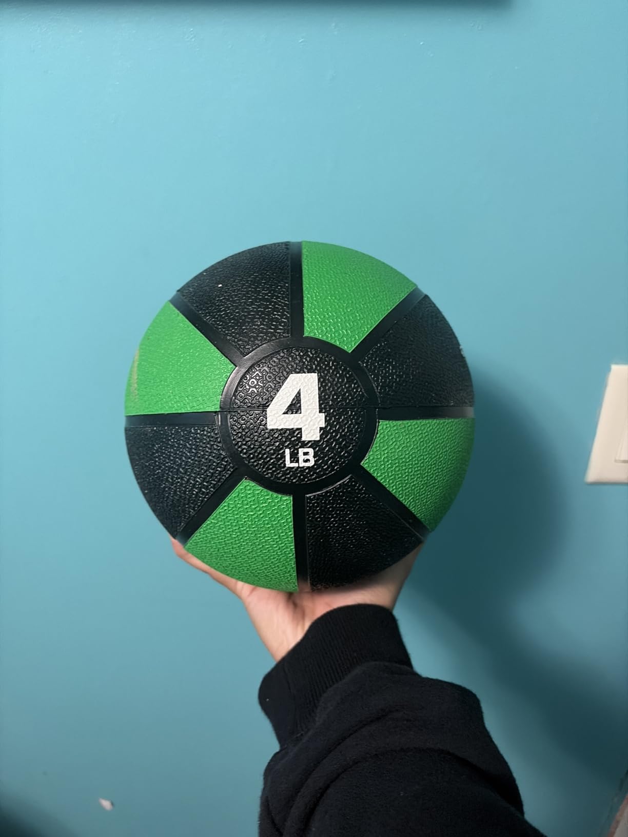 Amazon Basics Weighted Medicine Ball for Core Strength, Strength Training, Full-Body Workouts and Balance Exercises customer photo 2