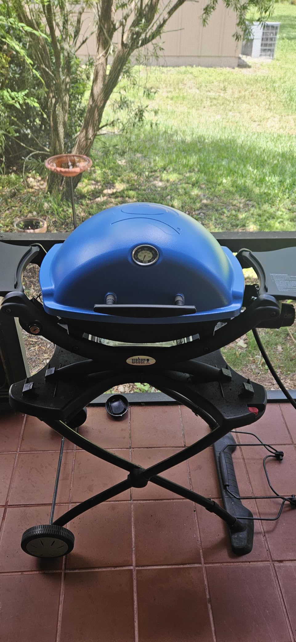 Weber Q1200 Liquid Propane Portable Gas Grill, Green - 1-Burner Travel and Camping Grill with Cast-Iron Grates & Electronic Ignition (8,500 BTU Burner) customer photo 1