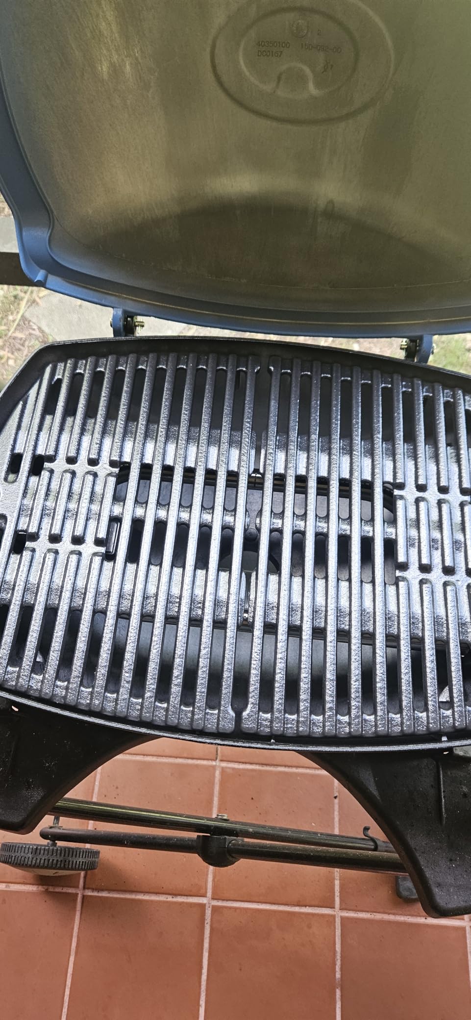 Weber Q1200 Liquid Propane Portable Gas Grill, Green - 1-Burner Travel and Camping Grill with Cast-Iron Grates & Electronic Ignition (8,500 BTU Burner) customer photo 2