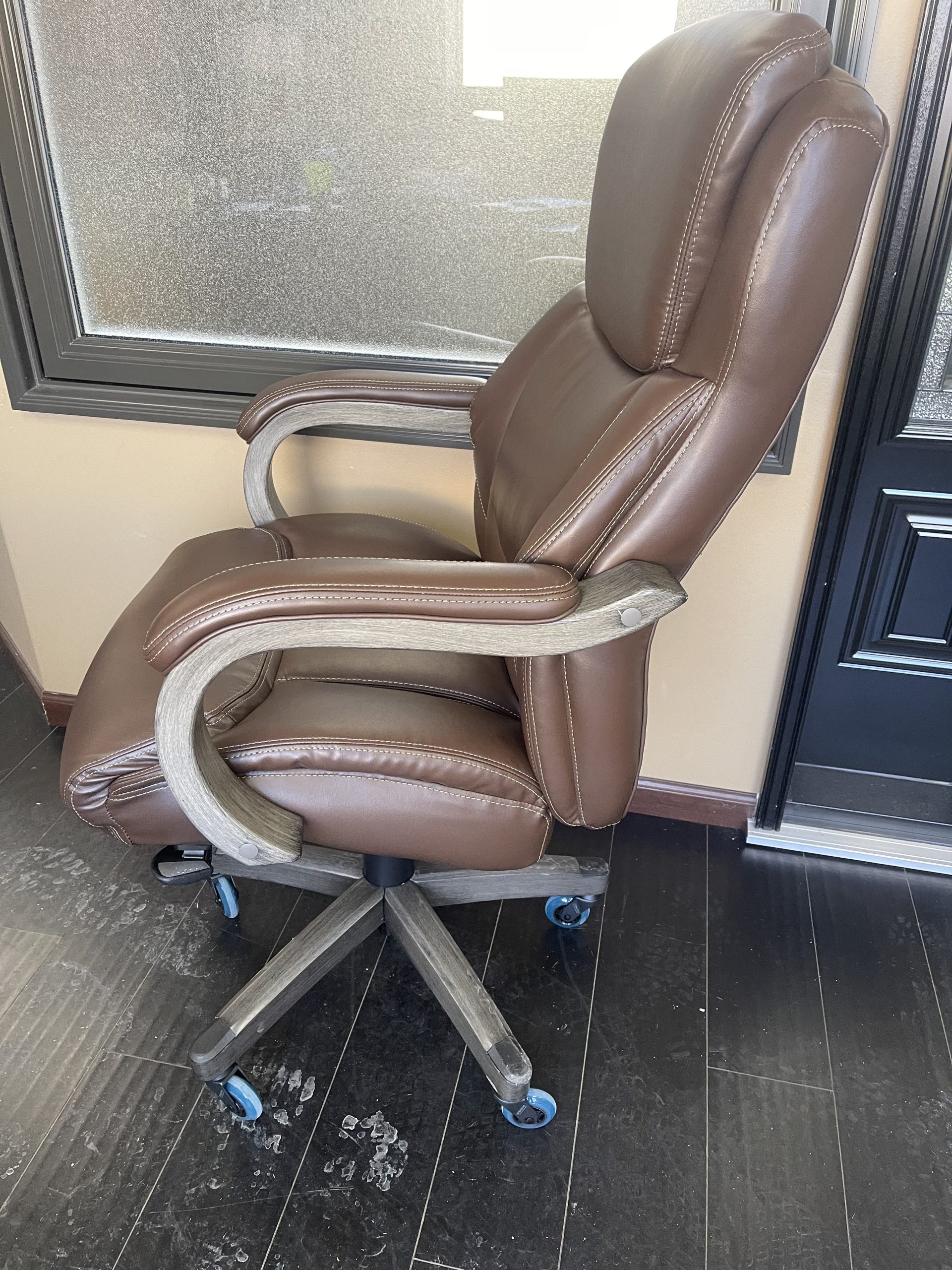 La-Z-Boy Delano Big and Tall Executive Office Chair - Ergonomic Lumbar Support Memory Foam - Bonded Leather Desk Chair for Home Office - Mahogany Wood Arms - Chestnut Brown customer photo 2