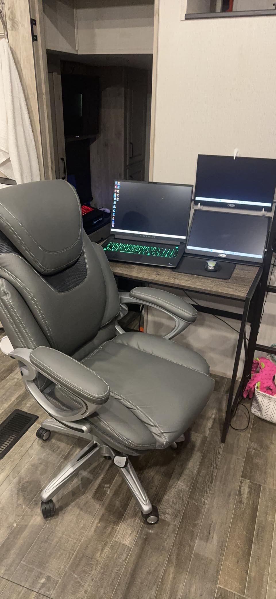 Serta Bryce Executive Office Chair - Ergonomic Computer Desk Chair with Lumbar Technology - Adjustable Height - Memory Foam Body Pillows - 360 Degree Swivel Rolling Base - Bonded Leather - Black customer photo 2