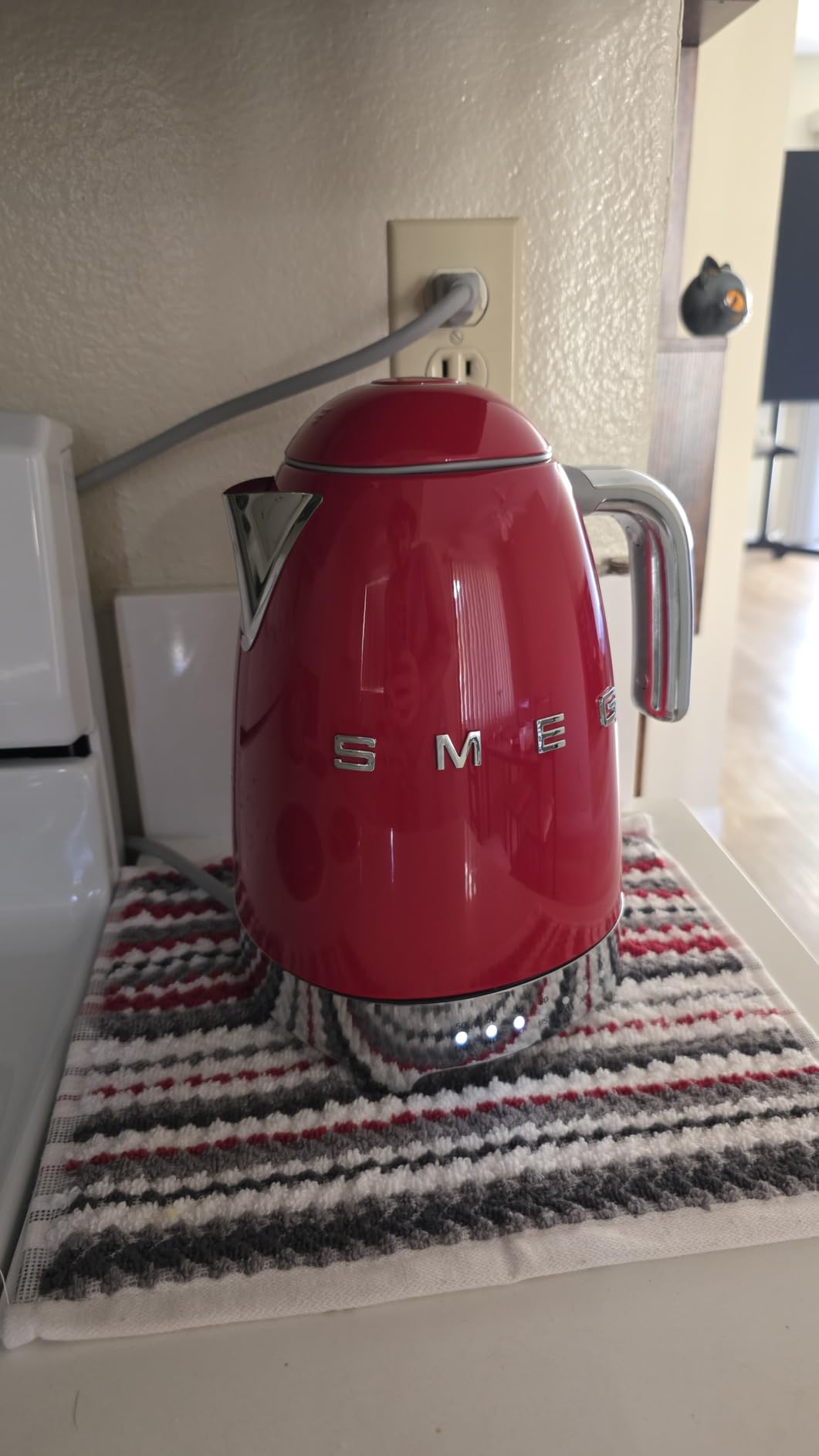 SMEG Variable Temperature Electric Kettle 1.7L (7 Cup), Stainless Steel Tea & Coffee Kettle, Fast Boil, Adjustable Temp 122F-212F, Keep Warm, Auto Shut-Off, 360 Base, Retro Style-Silver customer photo 1
