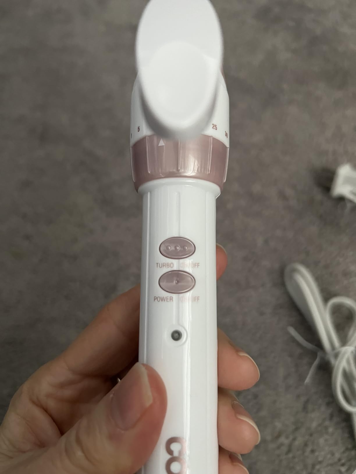 Conair Double Ceramic 1 1/2-Inch Curling Iron, 1 1/2-Inch Barrel Creates Soft Waves & Curls, Hair Curler for Use on Medium & Long Hair, White/Rose Gold customer photo 1