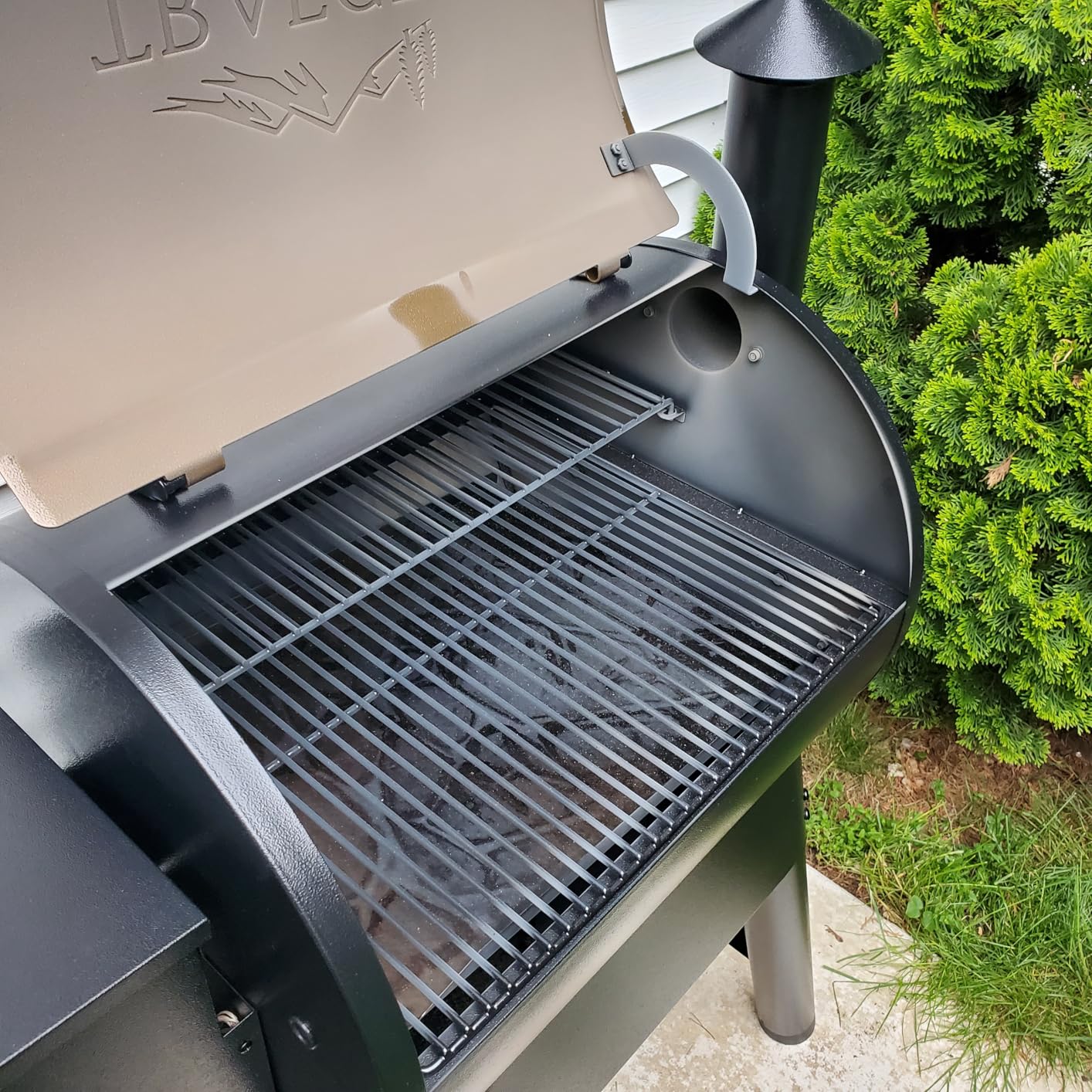 Traeger Grills Pro 22 Wood Pellet Grill and Smoker, Electric Pellet Smoker Grill Combo, 6-in-1 BBQ Versatility, 572 sq. in. Grilling Capacity, Meat Probe, 450 Degree Max Temperature, 18LB Hopper, Bronze customer photo 2