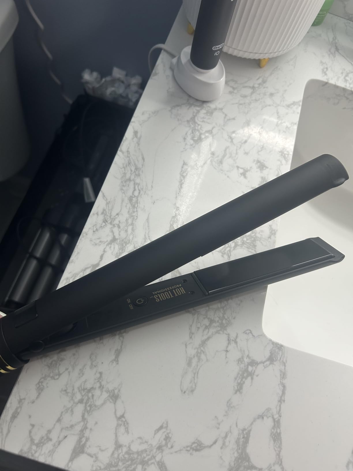 HOT TOOLS Black Gold Ionic 1 1/4 Inch Flat Iron, Use as Straightener for Sleek Straight Hair or Use Rounded Edges for Shiny Curls and Waves customer photo 2