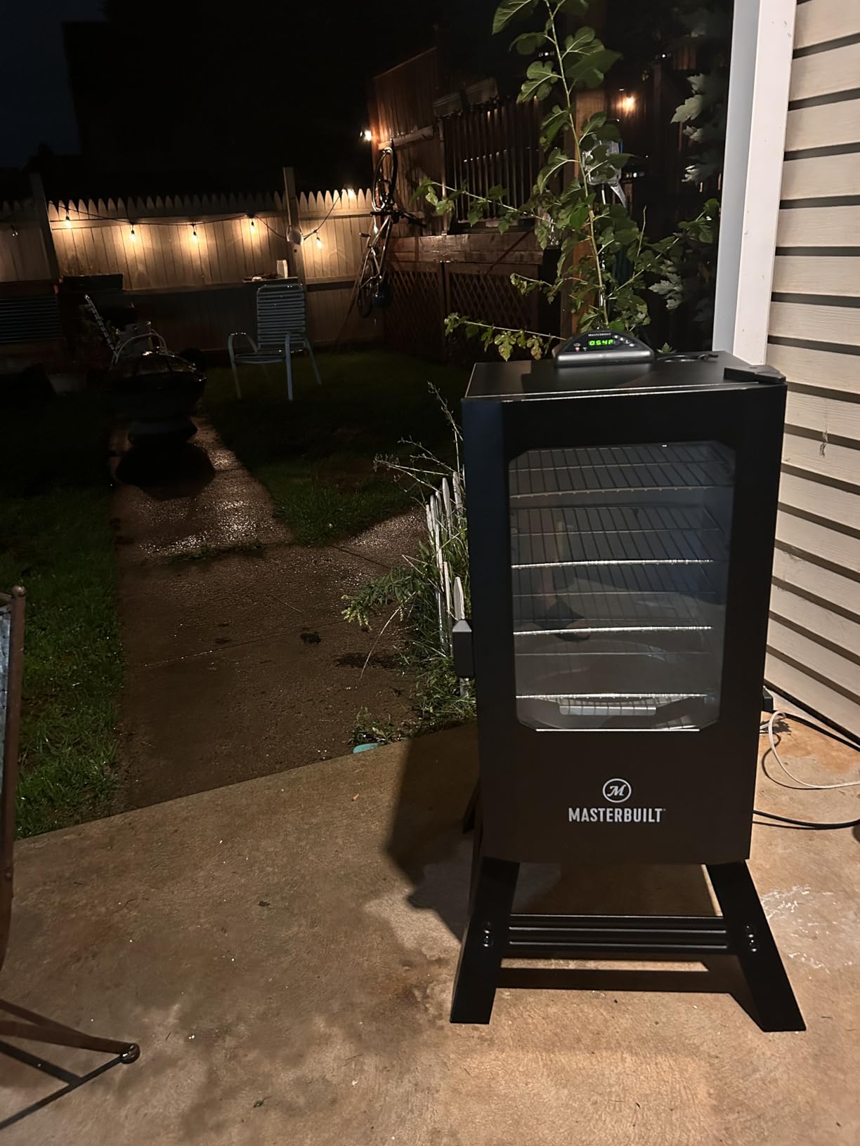 Masterbuilt 30-inch Digital Electric Vertical BBQ Smoker with Leg Kit, Side Wood Chip Loader and 710 Cooking Square Inches in Black, Model MB20070421 customer photo 2