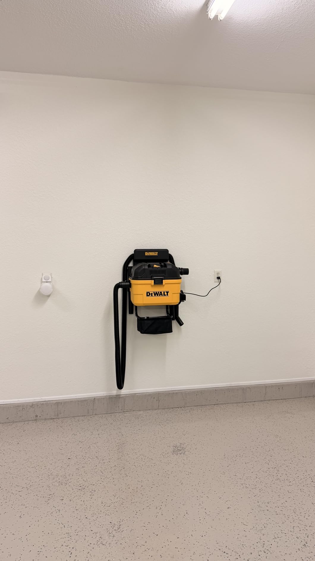 DEWALT Portable 6 Gallon 5 Horsepower Wall-Mounted Garage Wet Dry Vacuum Cleaner DXV06G customer photo 2