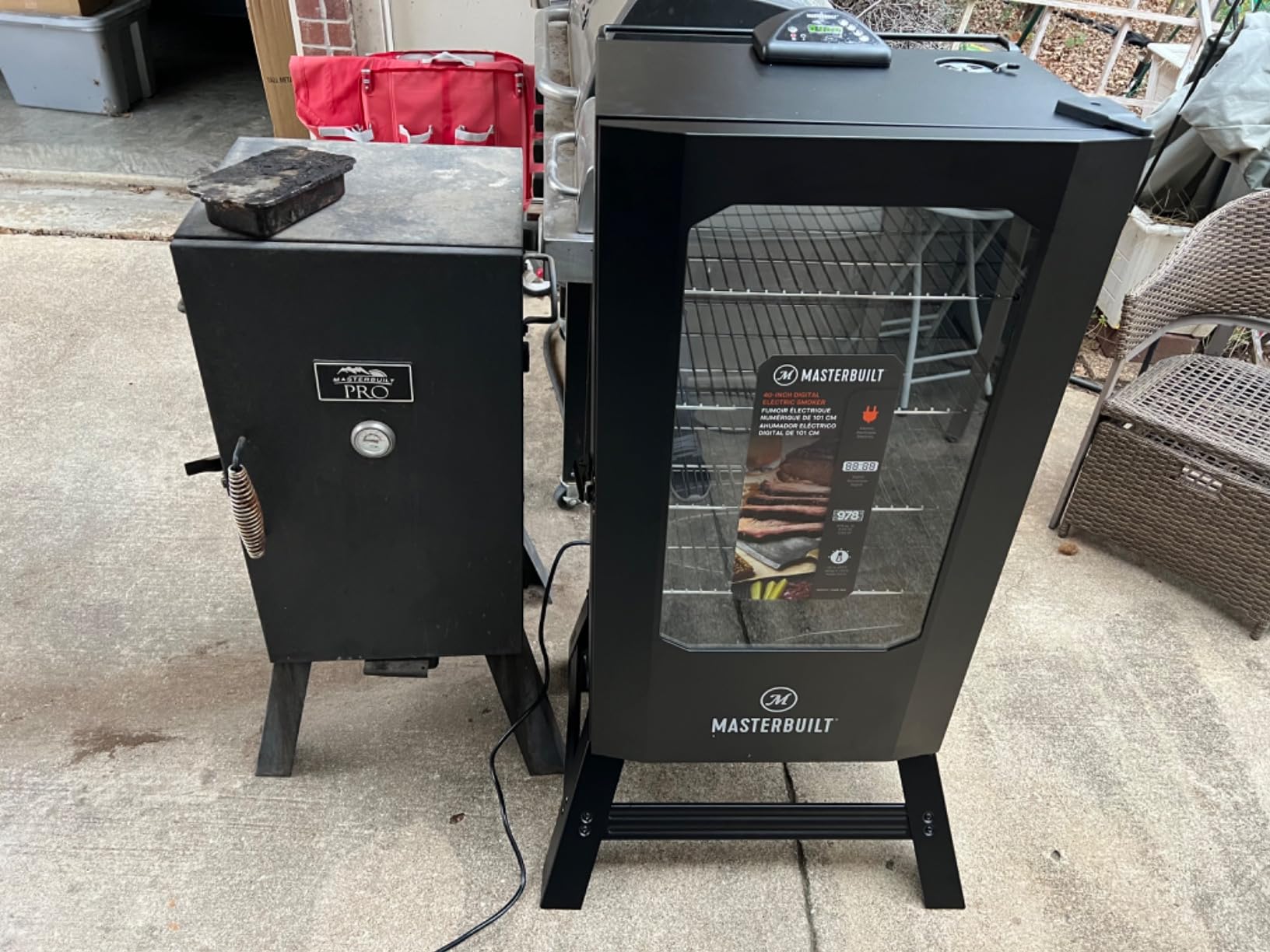 Masterbuilt 40-inch Digital Electric Vertical BBQ Smoker with Leg Kit, Side Wood Chip Loader and 970 Cooking Square Inches, Model MB20070122 customer photo 2