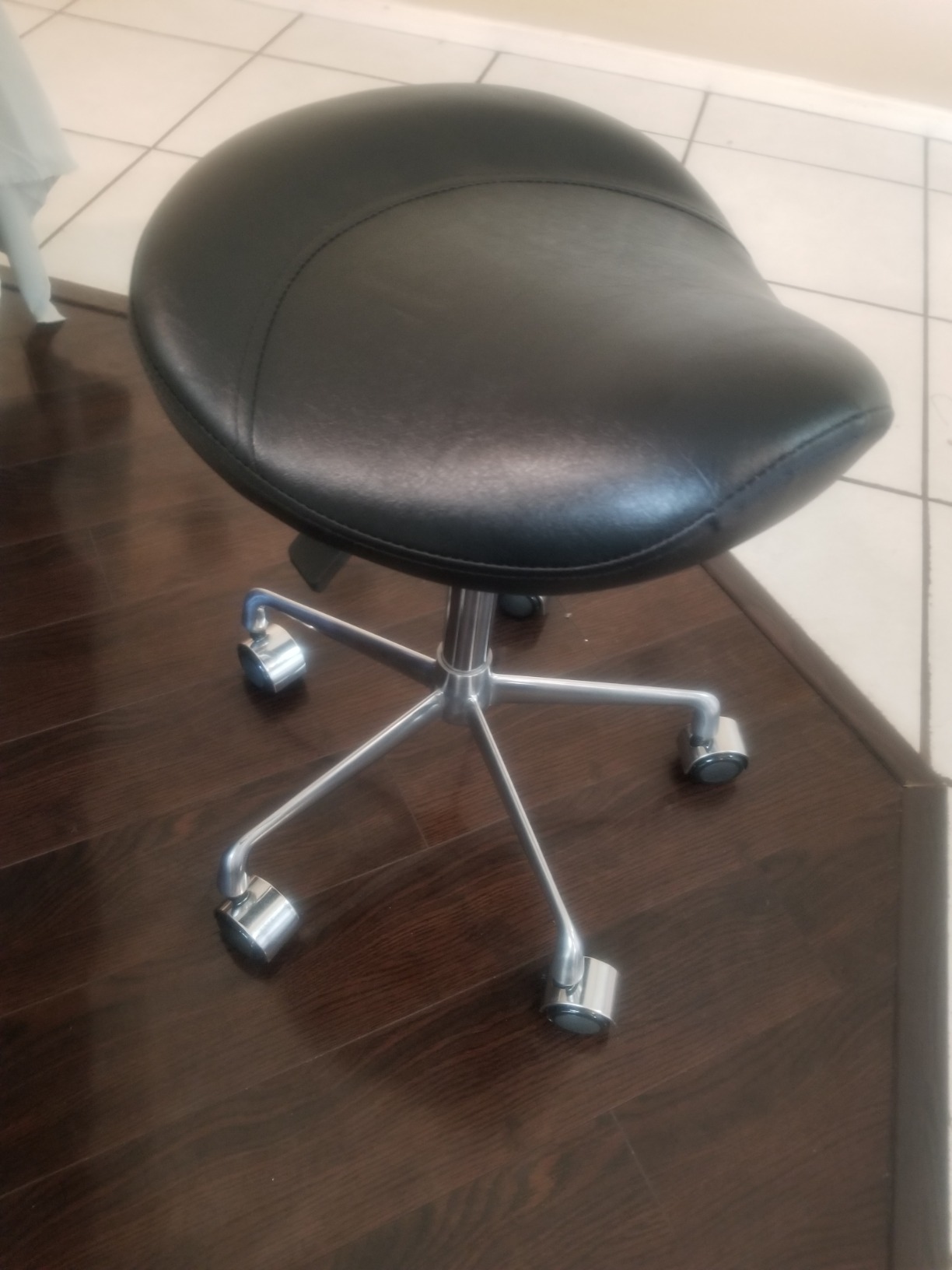 Kaleurrier Ergonomic Rolling Swivel Saddle Stool with Wheels,Pneumatic Lifting Height Adjustable Drafting Chair for Clinic Hair Salon Massage Lab Home Office (Black,with Back Rest & Footrest) customer photo 1