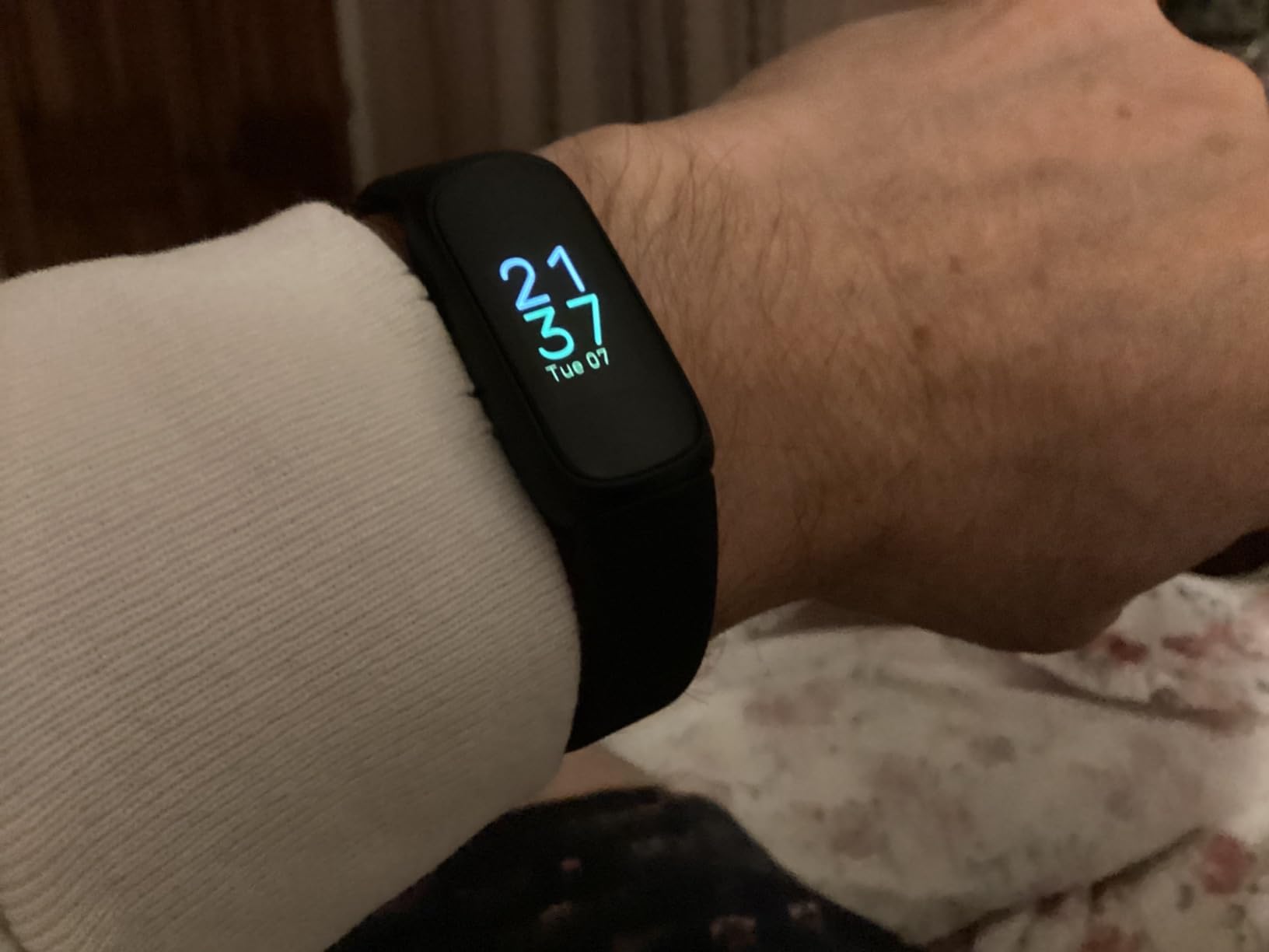Fitbit Inspire 3 Health & Fitness-Tracker with Stress Management, Workout Intensity, Sleep Tracking, 24/7 Heart Rate and more, Midnight Zen/Black One Size (S & L Bands Included) customer photo 1