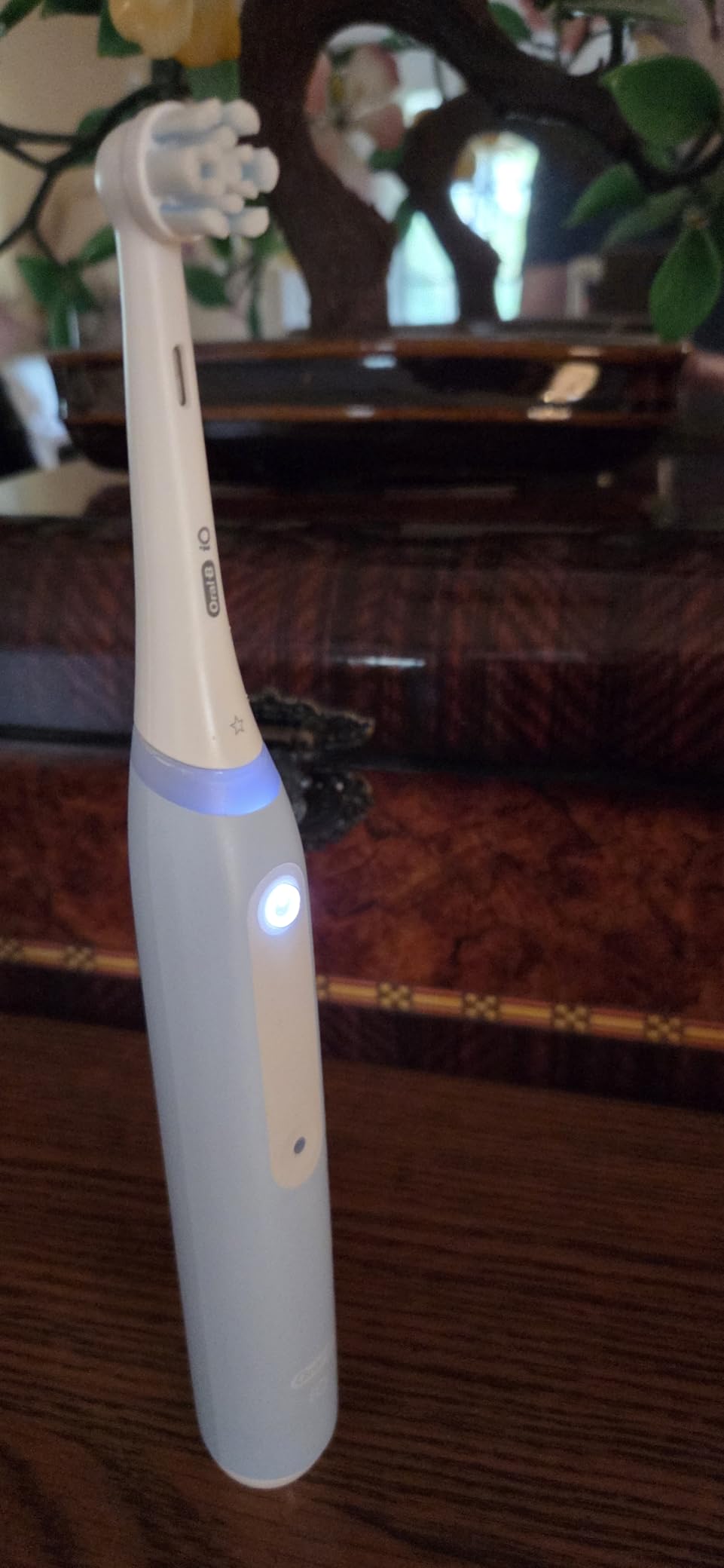 Oral-B Rechargeable Electric Toothbrush, iO5 Limited Deep Clean & Whiten, 5 Cleaning Modes, Visual Pressure Sensor to Protect Gums, Travel Case, 3 Brush Heads, Black customer photo 2