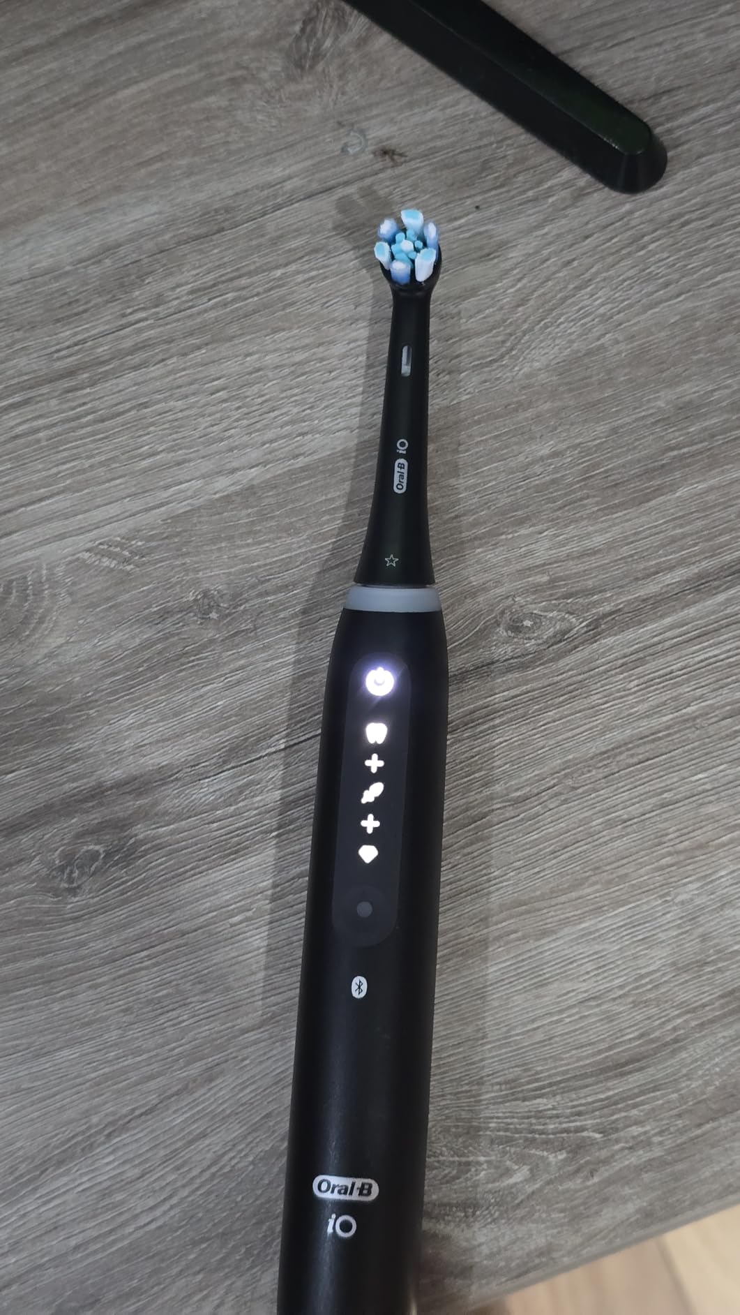 Oral-B iO Series 5 Rechargeable Electric Toothbrush, Customizable Clean, 5 Cleaning Modes, Visual Pressure Sensor to Protect Gums, Travel Case, Black customer photo 2