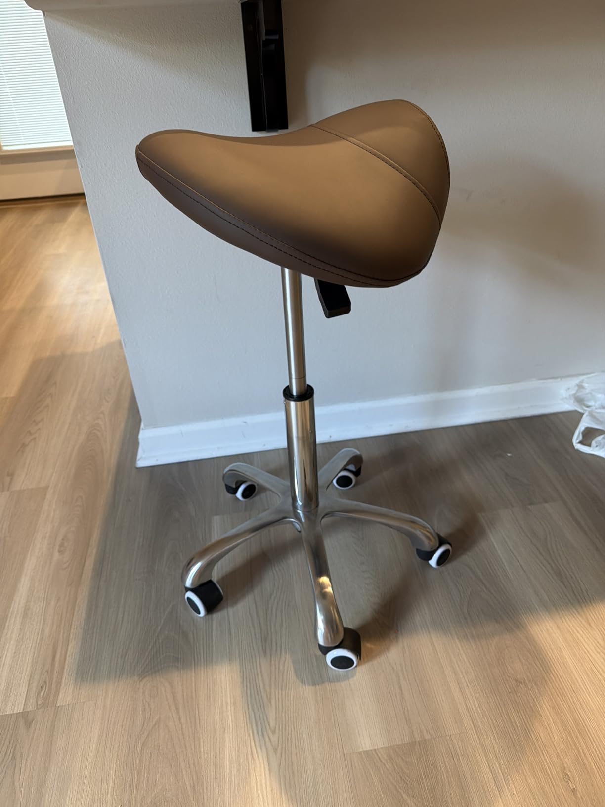 Kaleurrier Saddle Stool Rolling Swivel Height Adjustable with Wheels, Heavy Duty Anti-Fatigue Ergonomic Saddle Chair for Hair Beauty Salon Lab Dental Massage Office Home Kitchen (with Back, Coffee) customer photo 2