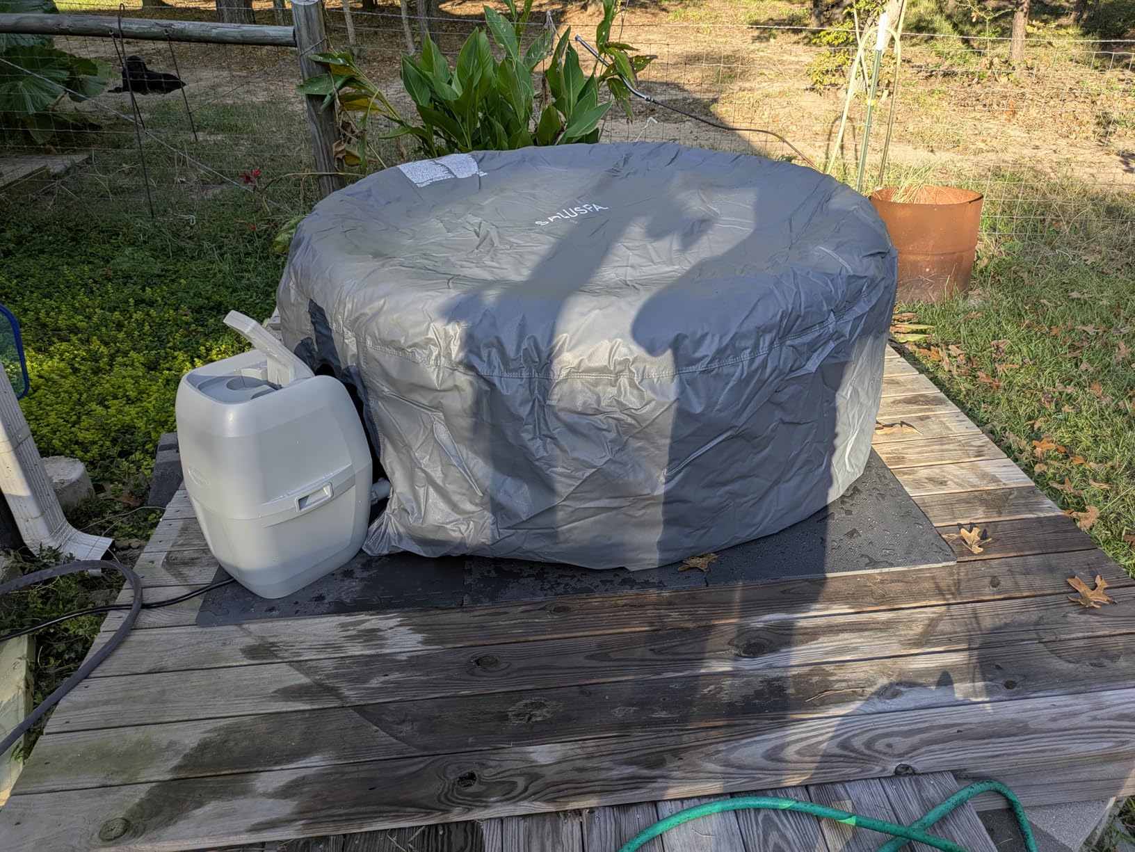 Bestway SaluSpa Ponderosa AirJet Inflatable Hot Tub, 2 to 4 Person Round Portable Outdoor Spa with 120 Air Jets and EnergySense Insulated Cover, 71