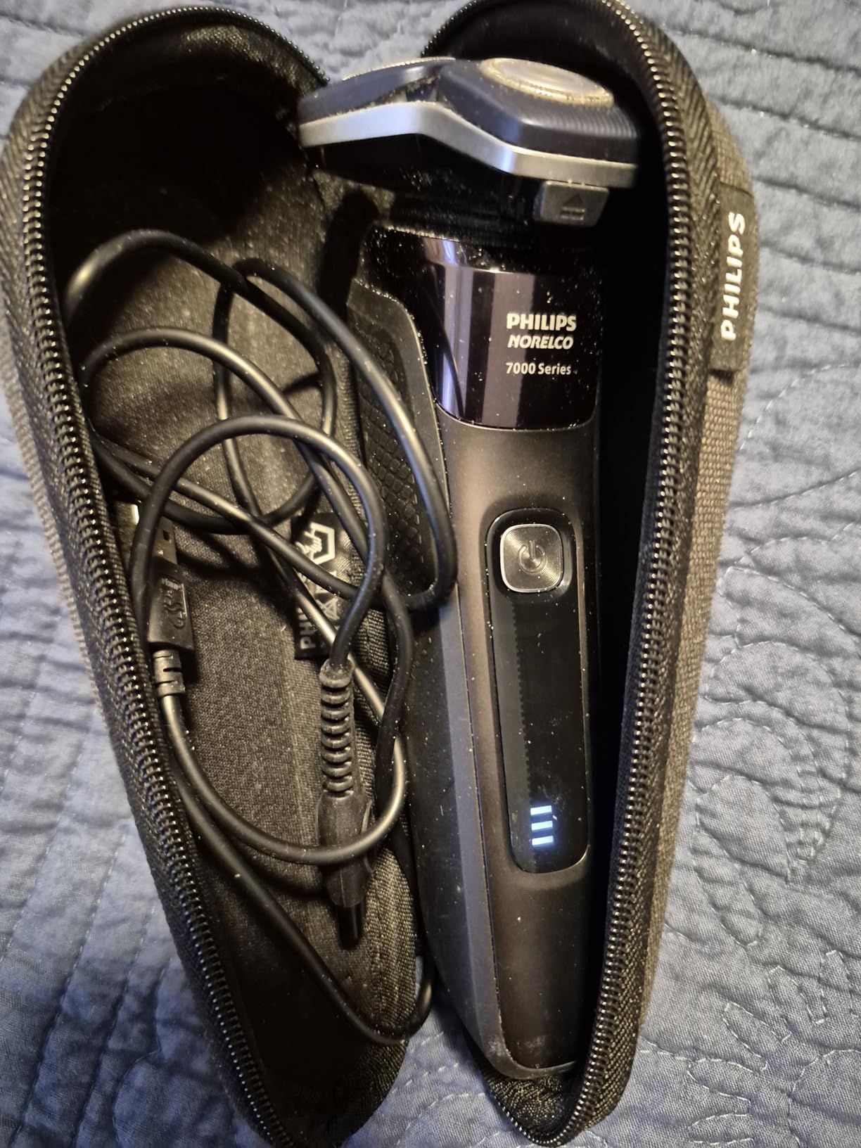 Philips Norelco 3900 Electric Shaver, Storm Blue customer photo 1