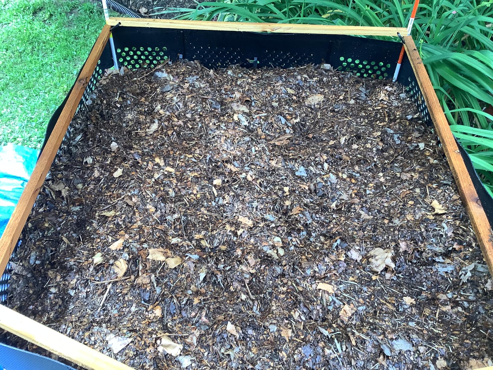 VEVOR Garden Compost Bin 80 Gallon, BPA Free Composter, Large Capacity Outdoor Composting Bin with Top Lid and Bottom Door, Easy Assembling, Lightweight, Fast Creation of Fertile Soil customer photo 1