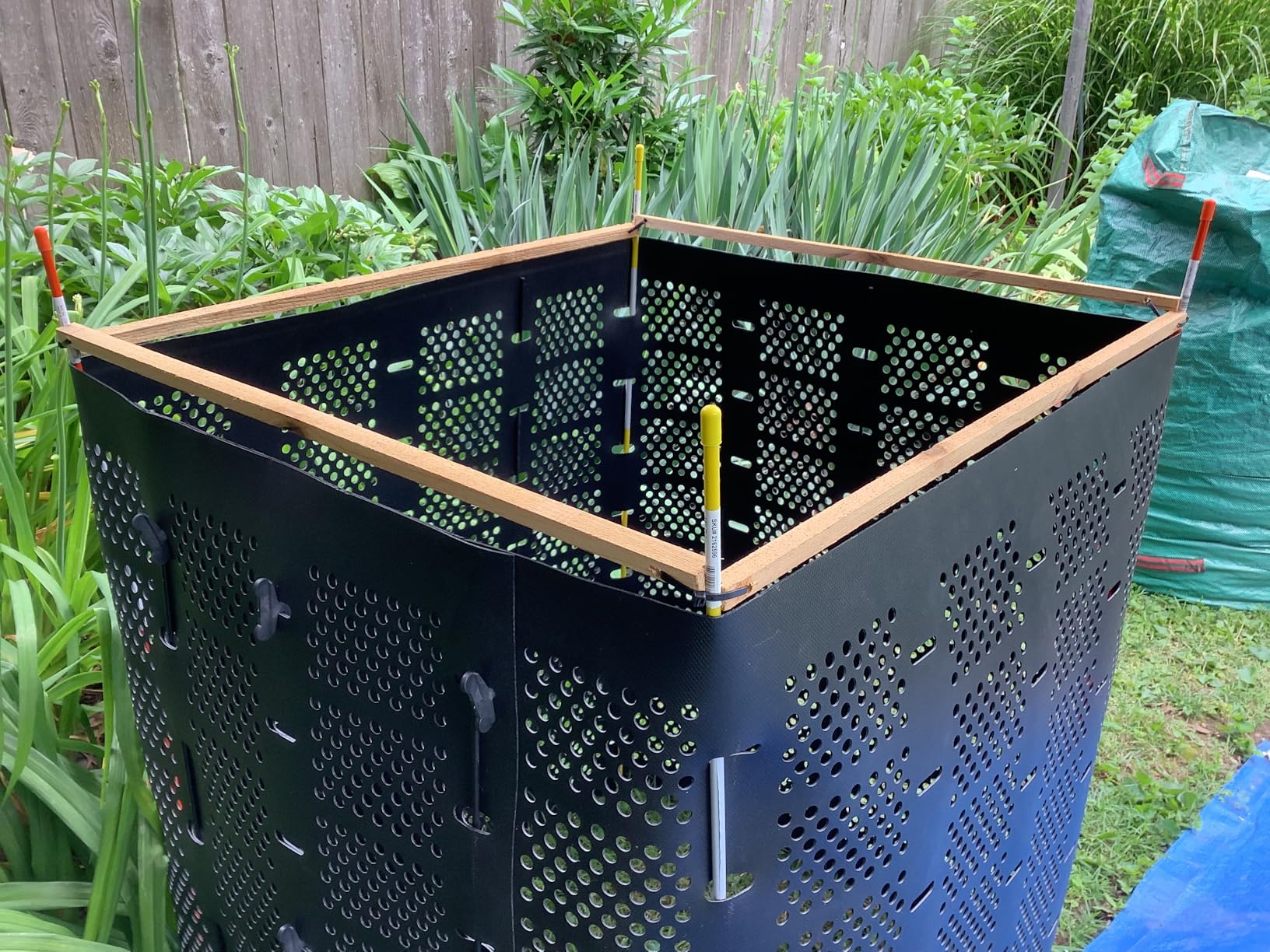 VEVOR Garden Compost Bin 80 Gallon, BPA Free Composter, Large Capacity Outdoor Composting Bin with Top Lid and Bottom Door, Easy Assembling, Lightweight, Fast Creation of Fertile Soil customer photo 2