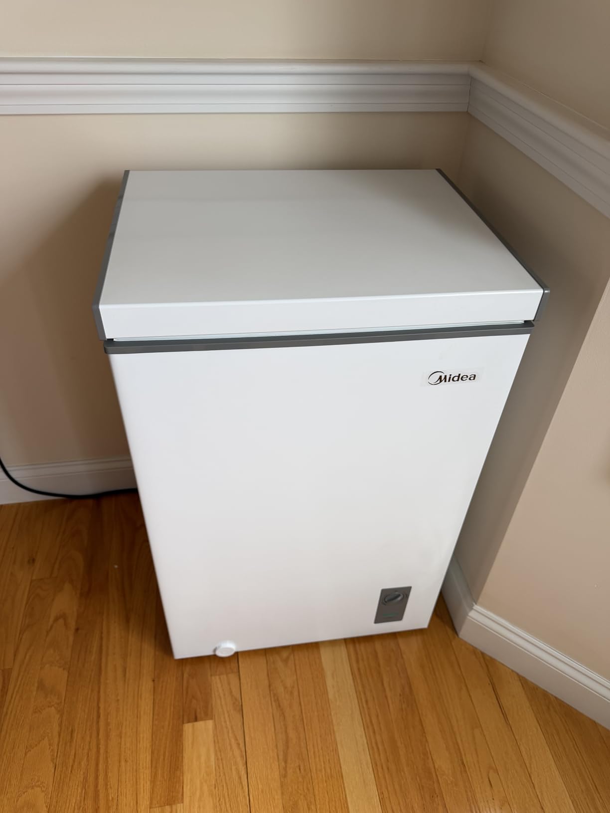 Midea MERC07C4BAWW Chest Freezer, 7.0 Cubic Feet Freezer With Removable Basket, Interior LED Light, Adjustable Temperature, For Kitchen Apartment Office, White customer photo 2