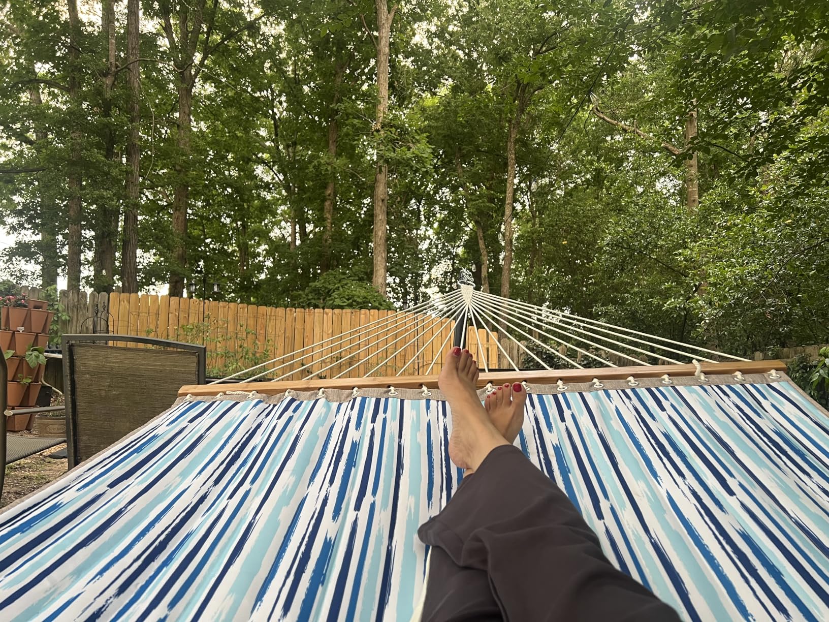 SUPERJARE Hammock with Stand, 2 Person Quilted Outdoor Hammock, Detachable Pillow & Bamboo Spreaders, Portable Hammock with Carrying Bag, Heavy Duty Stand, Perfect for Outside, Patio, Navy Blue customer photo 1