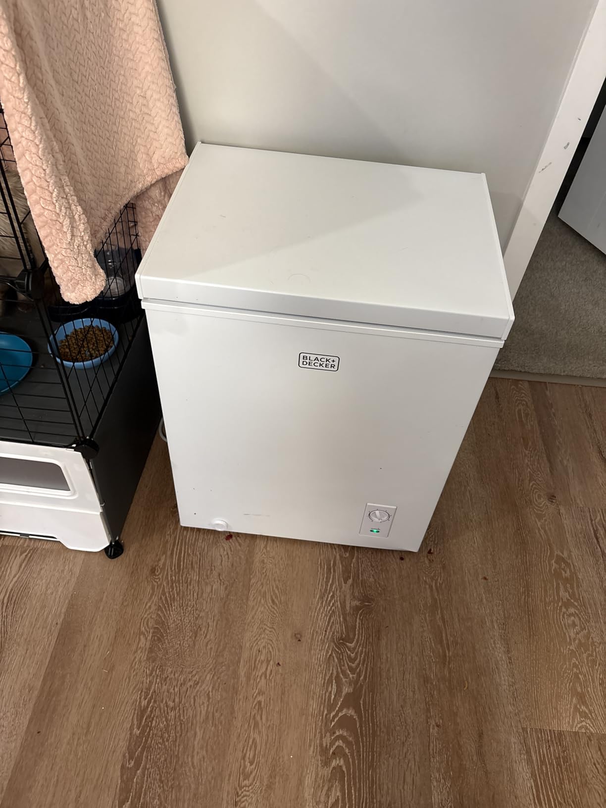 BLACK+DECKER 19.8 Cu. Ft. Chest Freezer, Deep Freezer with Top Opening, Freezer Chest with 2 Removable Storage Baskets, Mechanical Temperature Control, Manual Defrost, R600a Refrigerant, BCF1980E, White customer photo 2