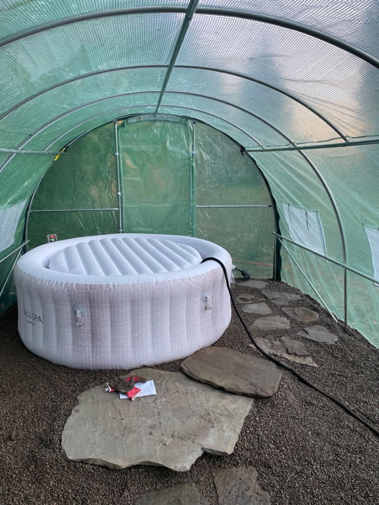 Bestway SaluSpa Miami 4 to 6 Person Inflatable Hot Tub, Round Energy-Efficient Portable Outdoor Spa with 140 AirJets, 77