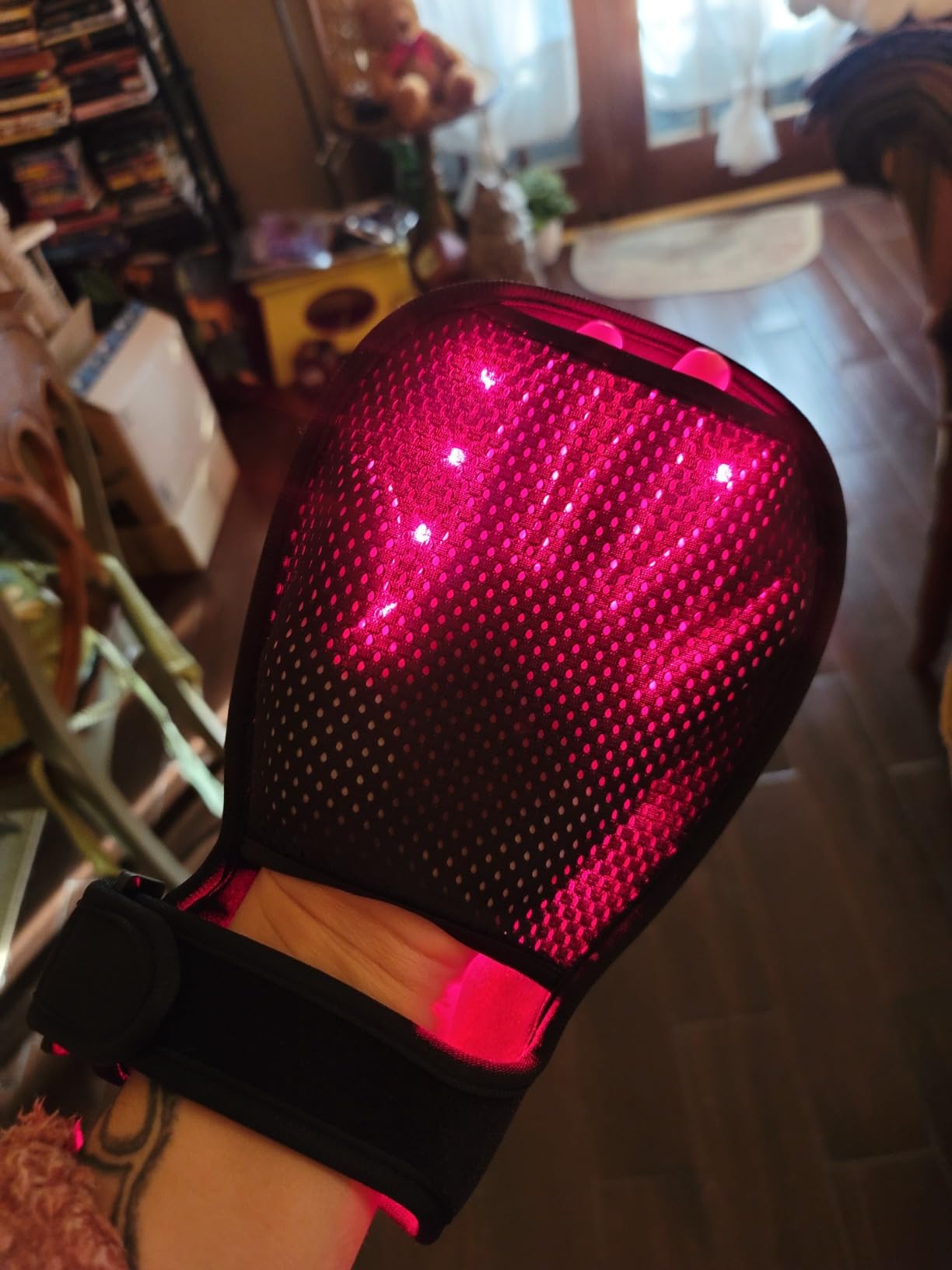 Wireless Red Light Therapy Glove for Hands and Wrist with Arthritis - 660nm & 850nm Near-Infrared Hand Gloves with Heat for Pain Relief, Carpal Tunnel, Joint Stiffness, 20Min Auto Shut-Off customer photo 1