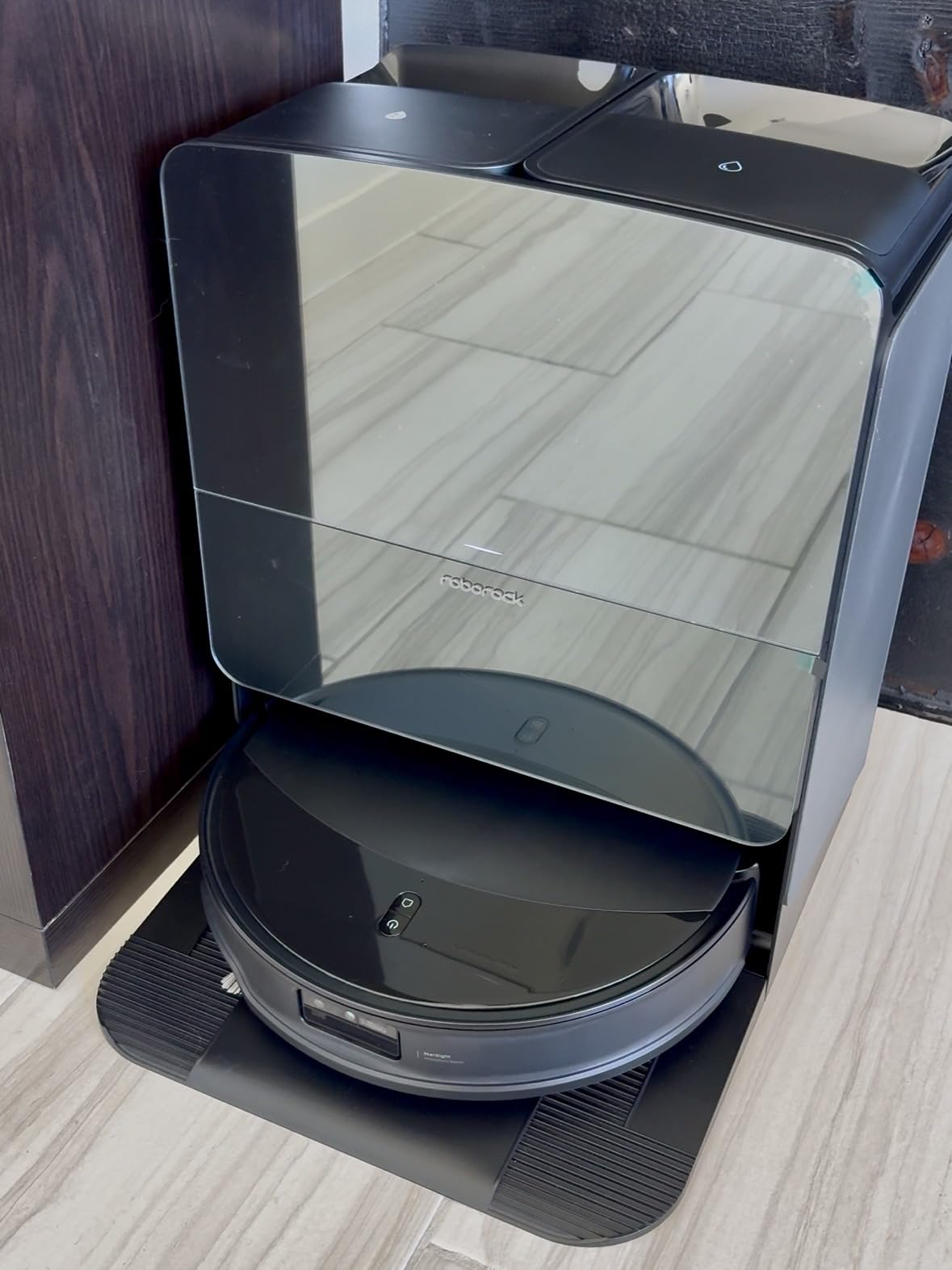 Roborock Saros 10R Robot Vacuum and Mop, 22,000 Pa Suction, Zero-Tangling, 3.14'' Ultra Slim, FlexiArm Riser Technology for Carpet & Floor, Corner & Edge Cleaning, Self-Emptying, Hot Air Drying, Black customer photo 1