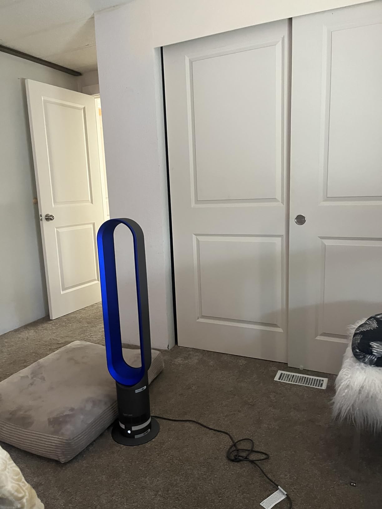 Dyson Cool AM07 Air Multiplier Bladeless Tower Fan, 70-degree oscillation, 10 levels (Iron/Blue) customer photo 1