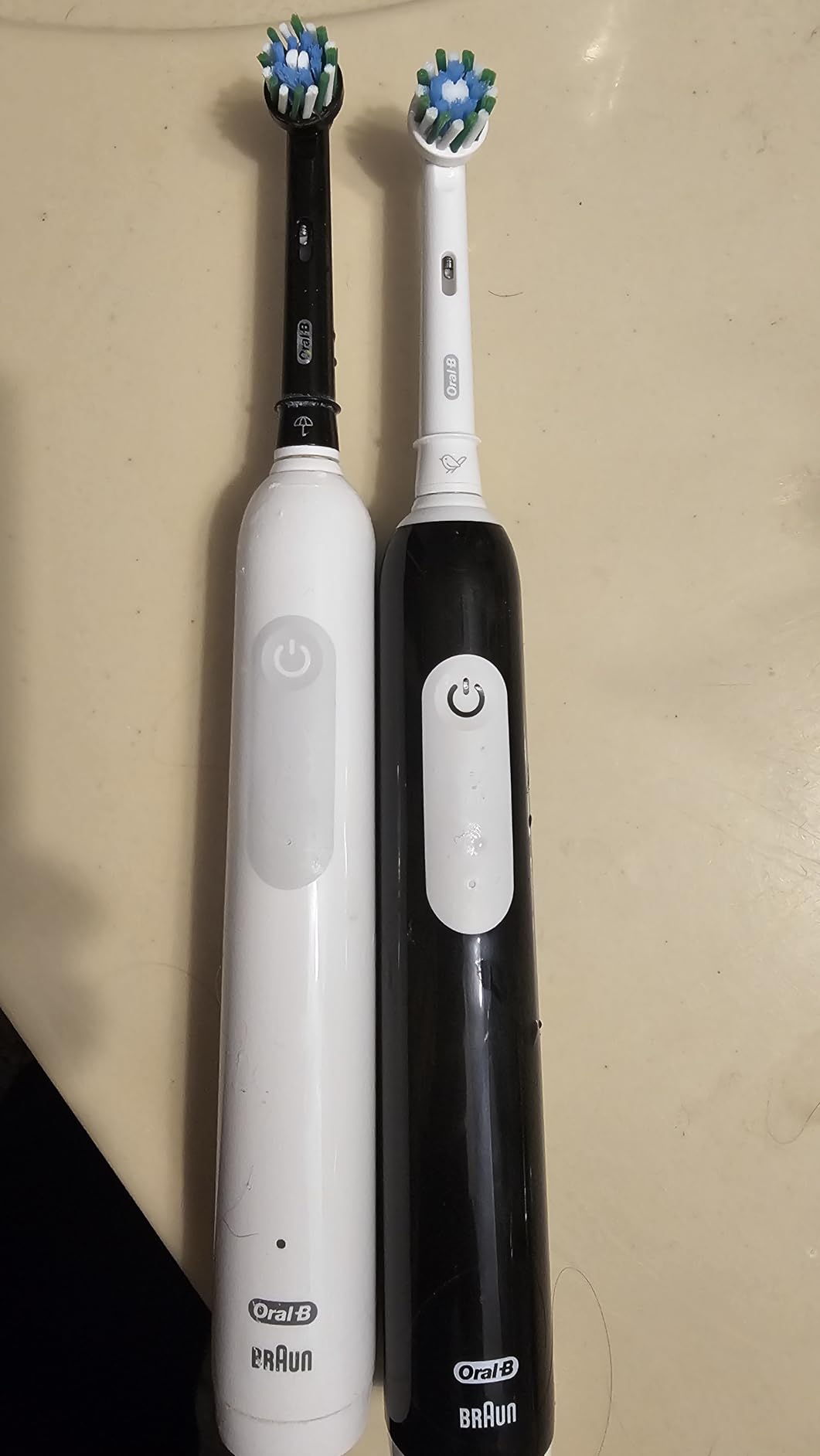 Oral-B Rechargeable Electric Toothbrush, iO Limited Simple Clean, 3 Cleaning Modes, Automatic Pressure Sensor to Protect Gums, Travel Case, Night Black customer photo 1