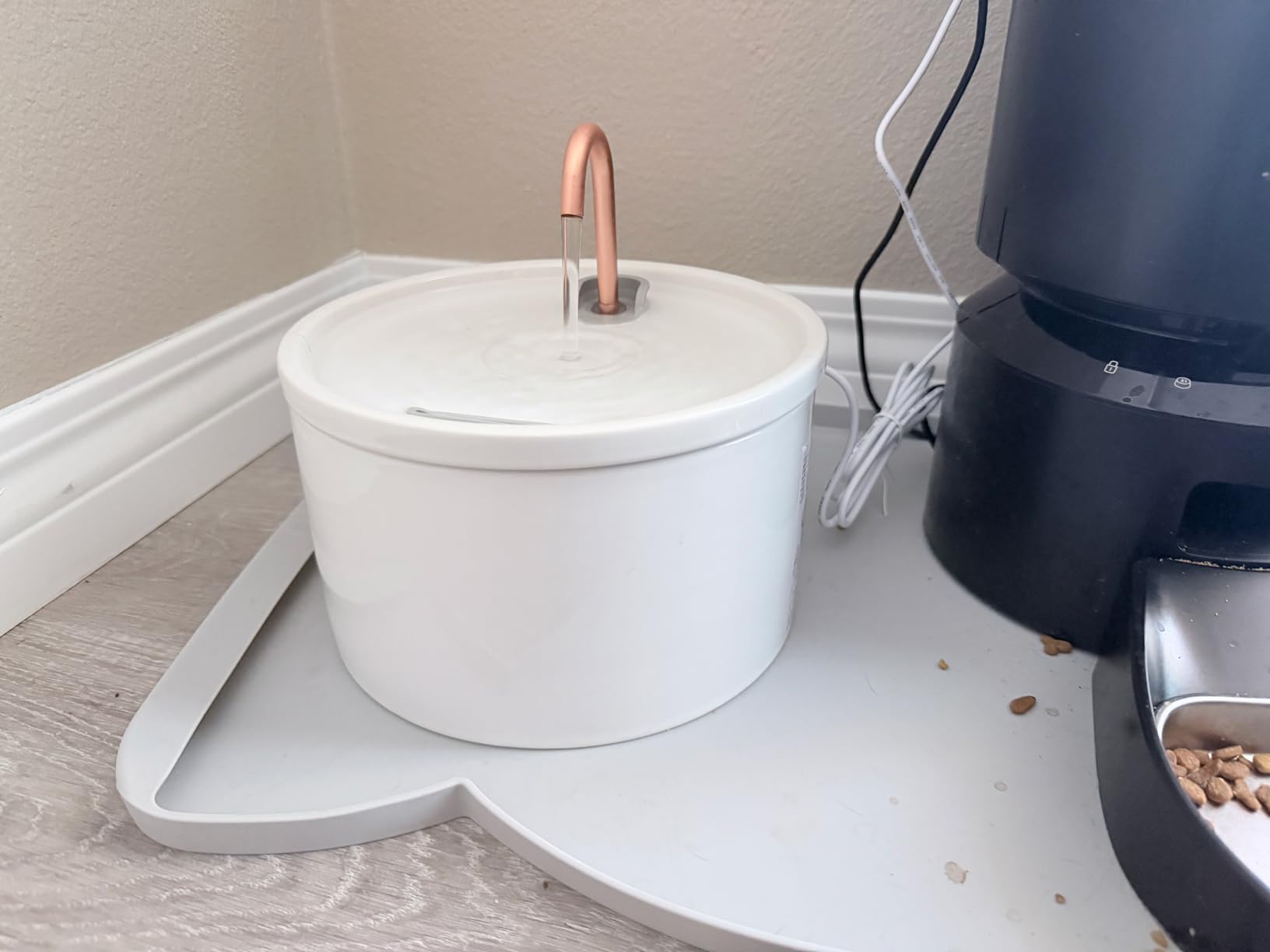 MISFANS Ceramic Cat Water Fountain - 2.1L/71oz - All-Ceramic Body & Pure Copper Water Spout - Non-Toxic - Automatic Pet Drinking Fountain Indoor with Ultra-Quiet Pump, and 3Pcs Filter & Sponge (White) customer photo 2