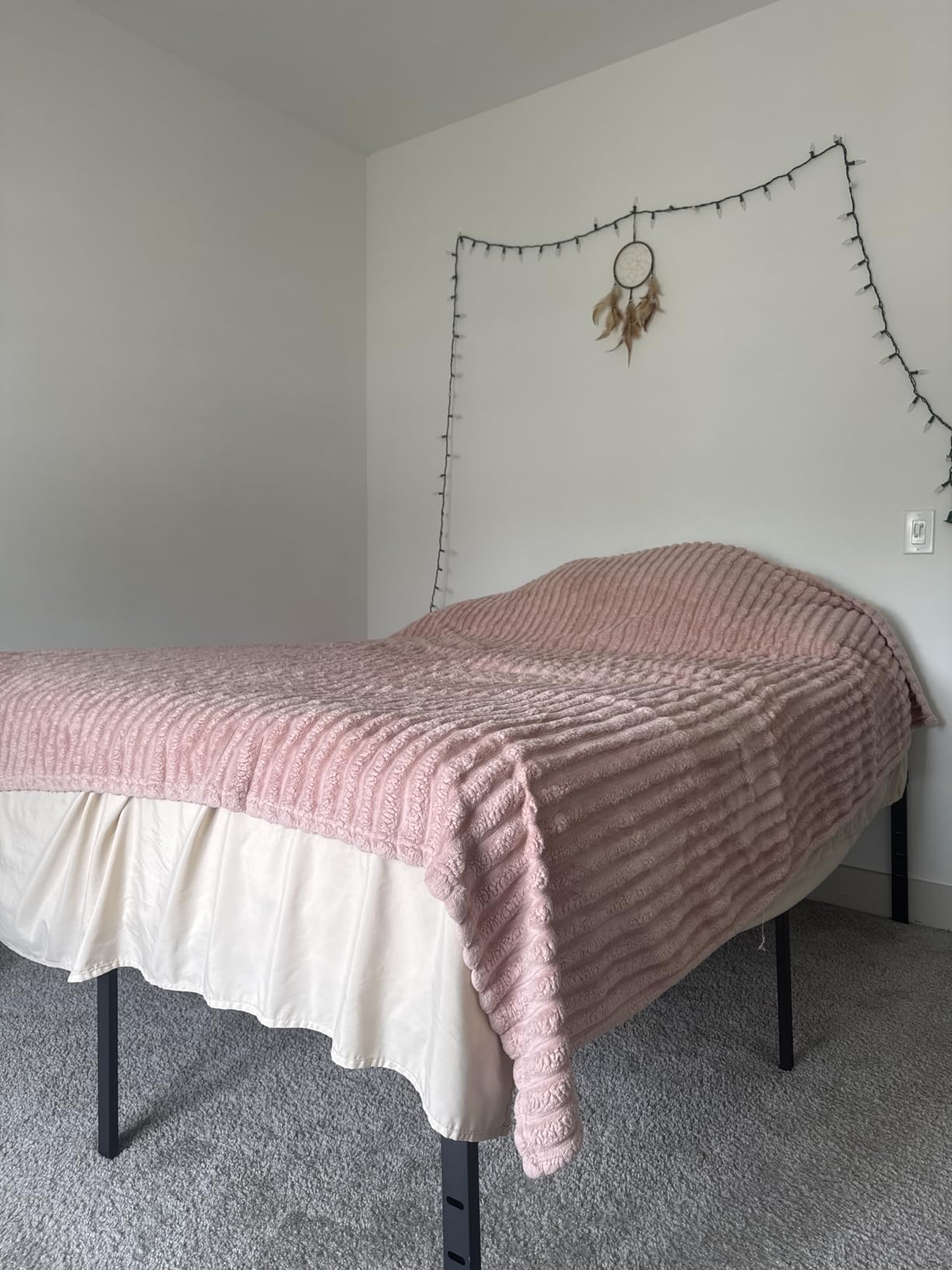 DreamCloud Classic 12 Inch Queen Mattress - Luxury Hybrid Gel Memory Foam - 365 Night Trial - Back Pain Relief - Fiberglass Free - Forever Warranty - Mattress in a Box - CertiPUR-US Certified customer photo 1