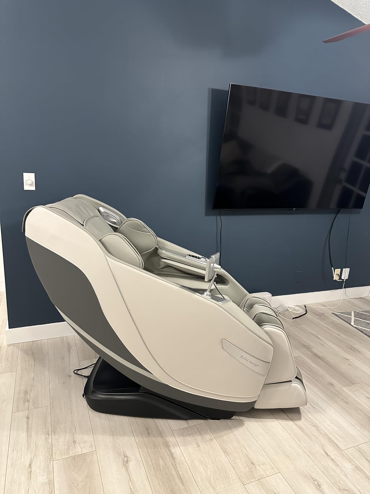 Massage Chair Full Body Zero Gravity, 3D SL-Track Shiatsu Massage with Unique Rocking Sleep Mode, Upgraded Calf & Knee Massage (+11cm) for Tall People, Wireless Charging & Touch Screen, Black customer photo 1