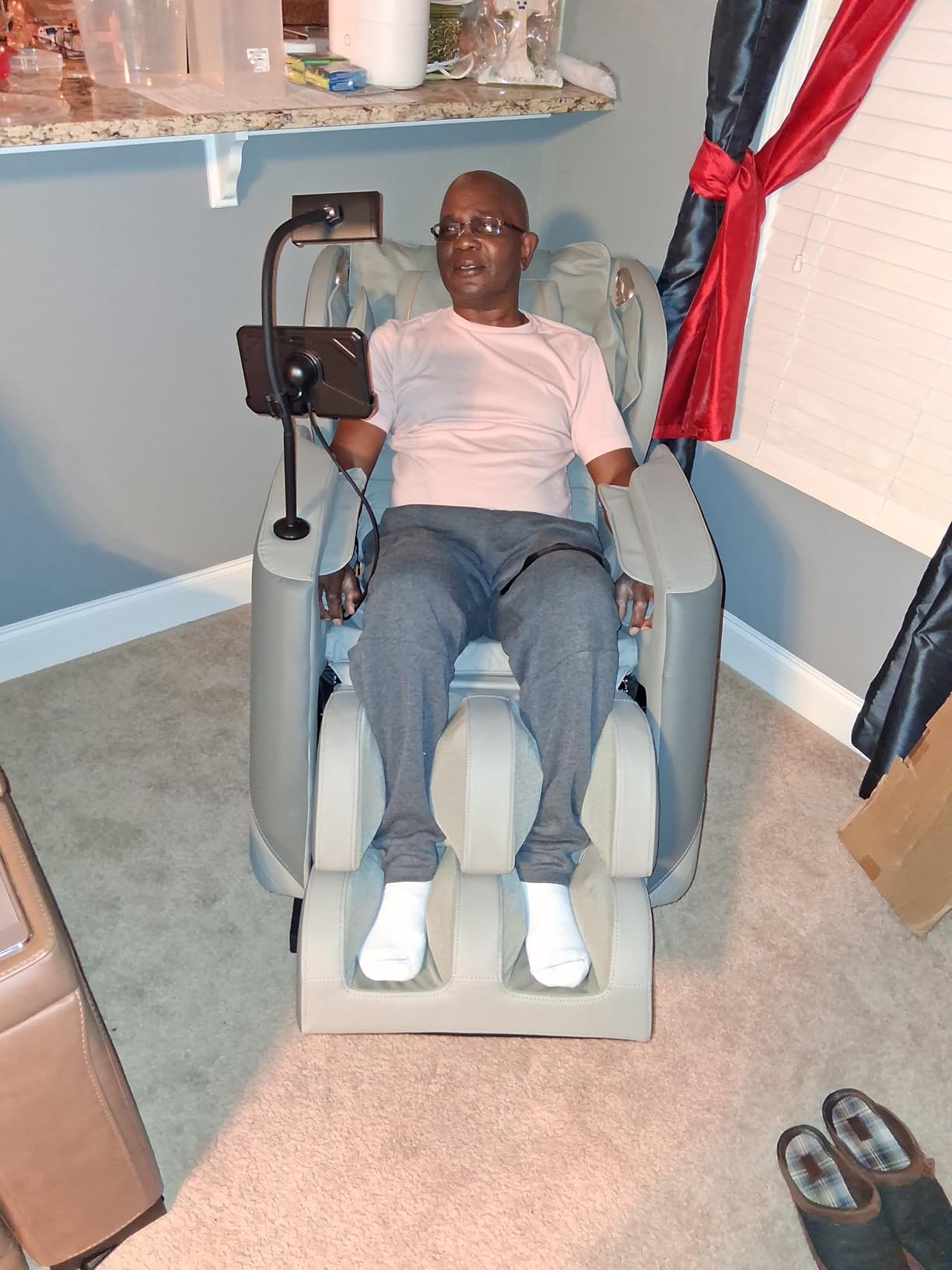 Massage Chair Full Body, Zero Gravity Massage Chair with 16 Fix Rollers, Auto Massage Program, Foot Massage, Recliner Chair with Heating, Touch Screen Controller, Bluetooth Speaker（Black Grey） customer photo 2