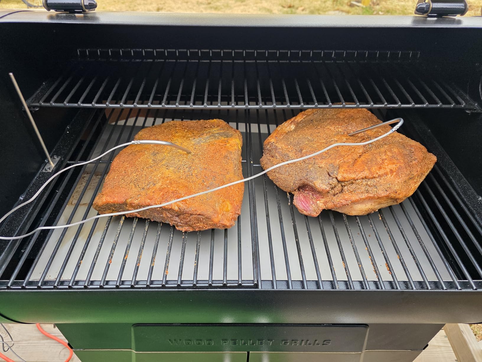 Z GRILLS 2026 Electric Pellet Smoker and Grill, 700 sq. in Cooking Space, PID 3.0 Precision Control, Dual Meat Probes, 28-Hour Hopper, Dual-Wall Insulated Base, 8-in-1 BBQ with Cover customer photo 2