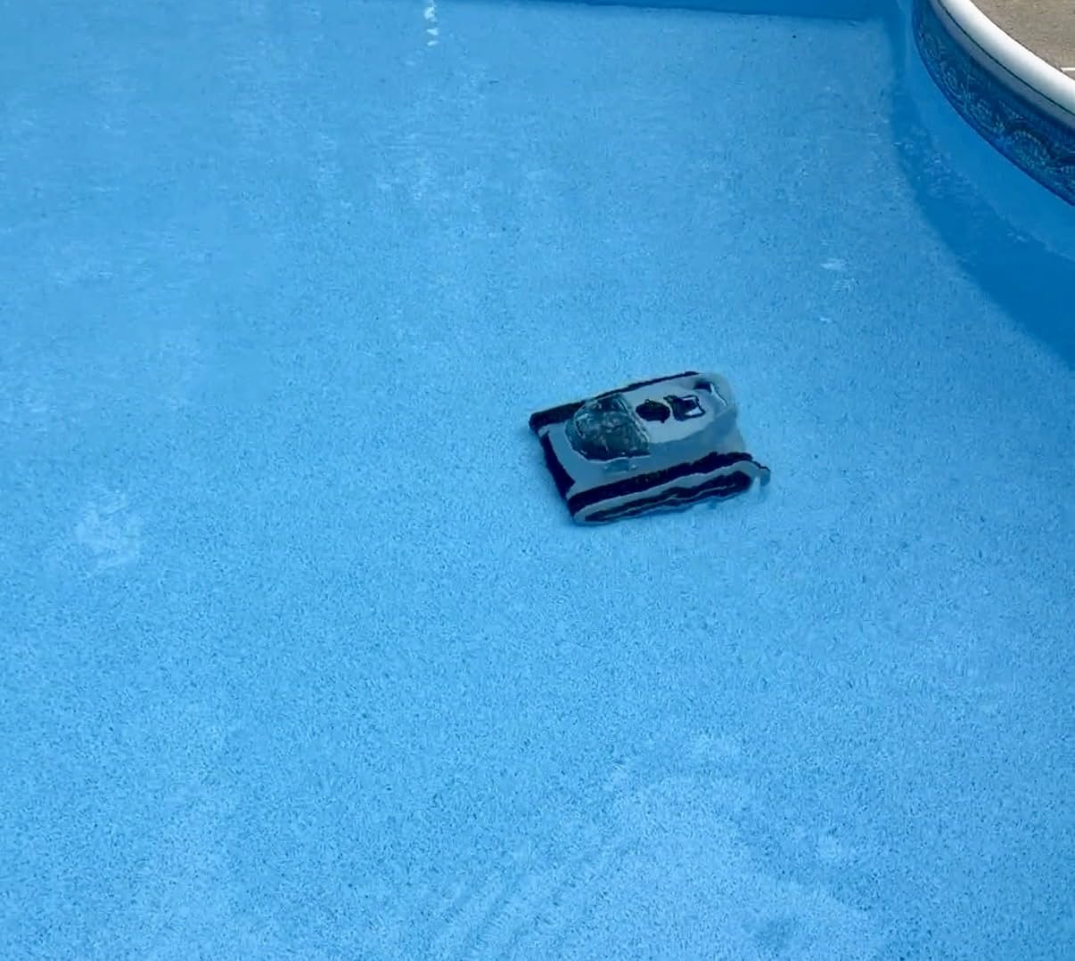 Pool Vacuum for Inground Pools & Above Ground Pool, Cordless Robotic Pool Cleaner with 180W Brushless Motor, 3-Hour Runtime, Wall-Climbing Pool Robot Scrubber for Pools up to 2150 Sq.Ft. customer photo 1