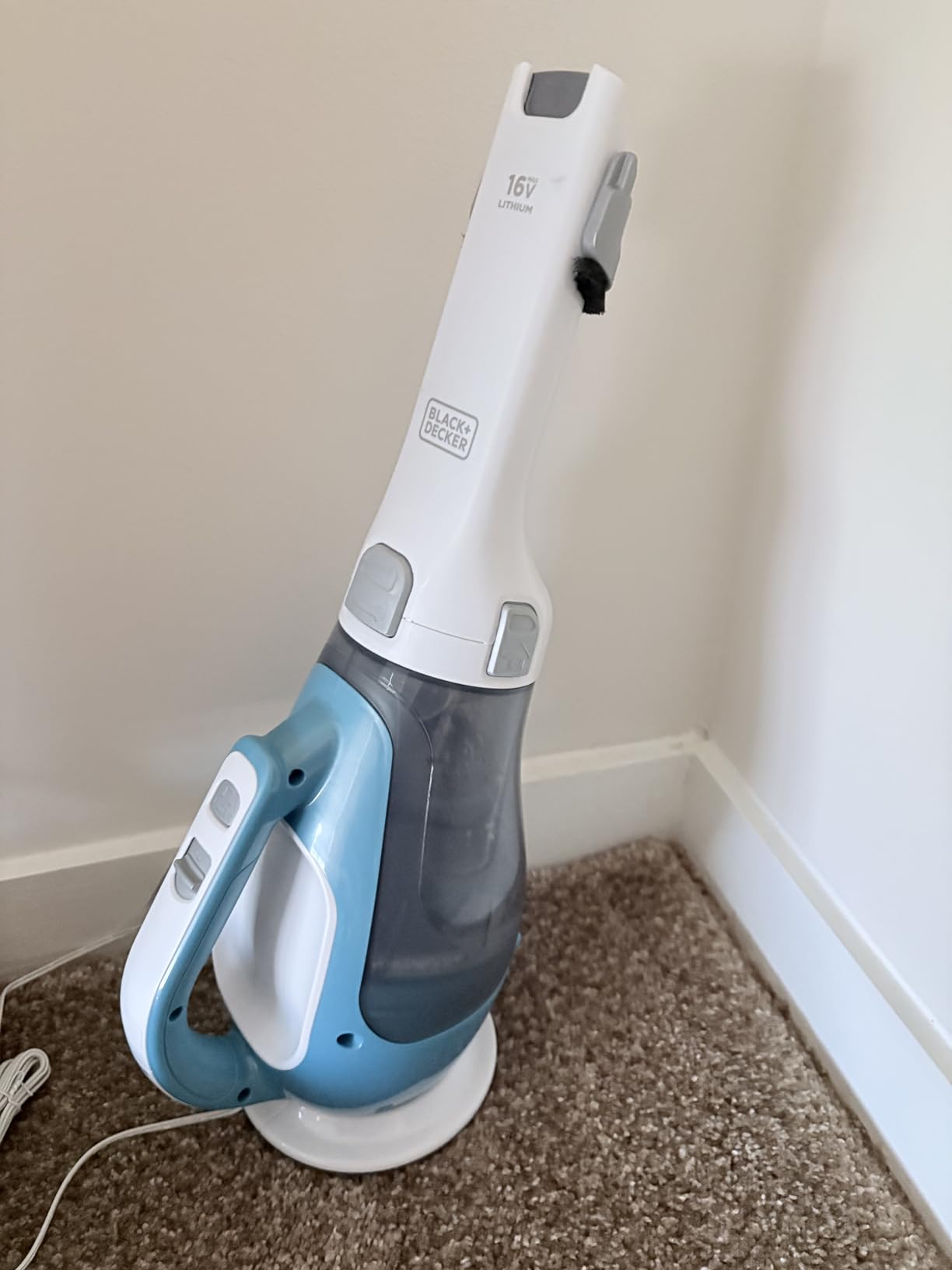 BLACK+DECKER dustbuster AdvancedClean Handheld Vacuum Cordless, Compact Home and Car Vacuum with Crevice Tool, Rotating Nozzle and Charging Station, Large Dust Bowl (CHV1410L) customer photo 1