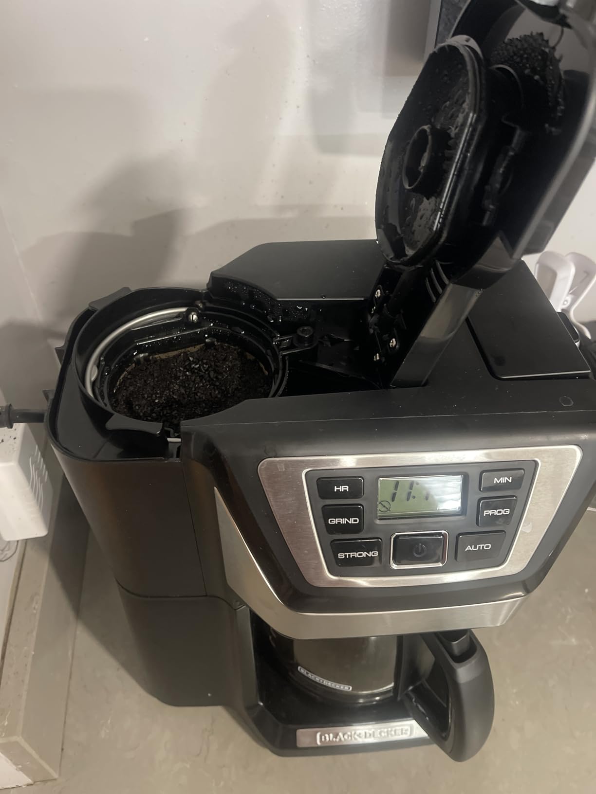 Black and Decker BLACK+DECKER 12-Cup Mill and Brew Coffeemaker, Black, CM5000B customer photo 1