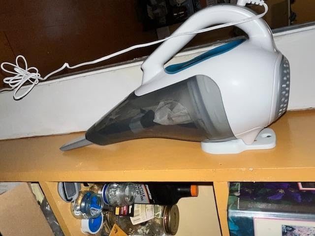 BLACK+DECKER dustbuster Cordless Handheld Vacuum, Portable Vacuum for Car and Home Rechargeable, Powerful Suction, Wide Mouth (HHVI315JO42) customer photo 1