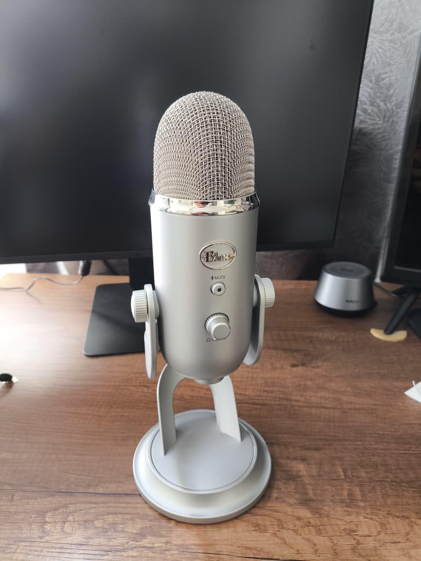Logitech Creators Blue Yeti USB Microphone for PC, Mac, Gaming, Streaming, Podcasting, Studio and Computer Condenser Mic with Blue VO!CE Effects, 4 Pickup Patterns, Plug and Play - Midnight Blue customer photo 2