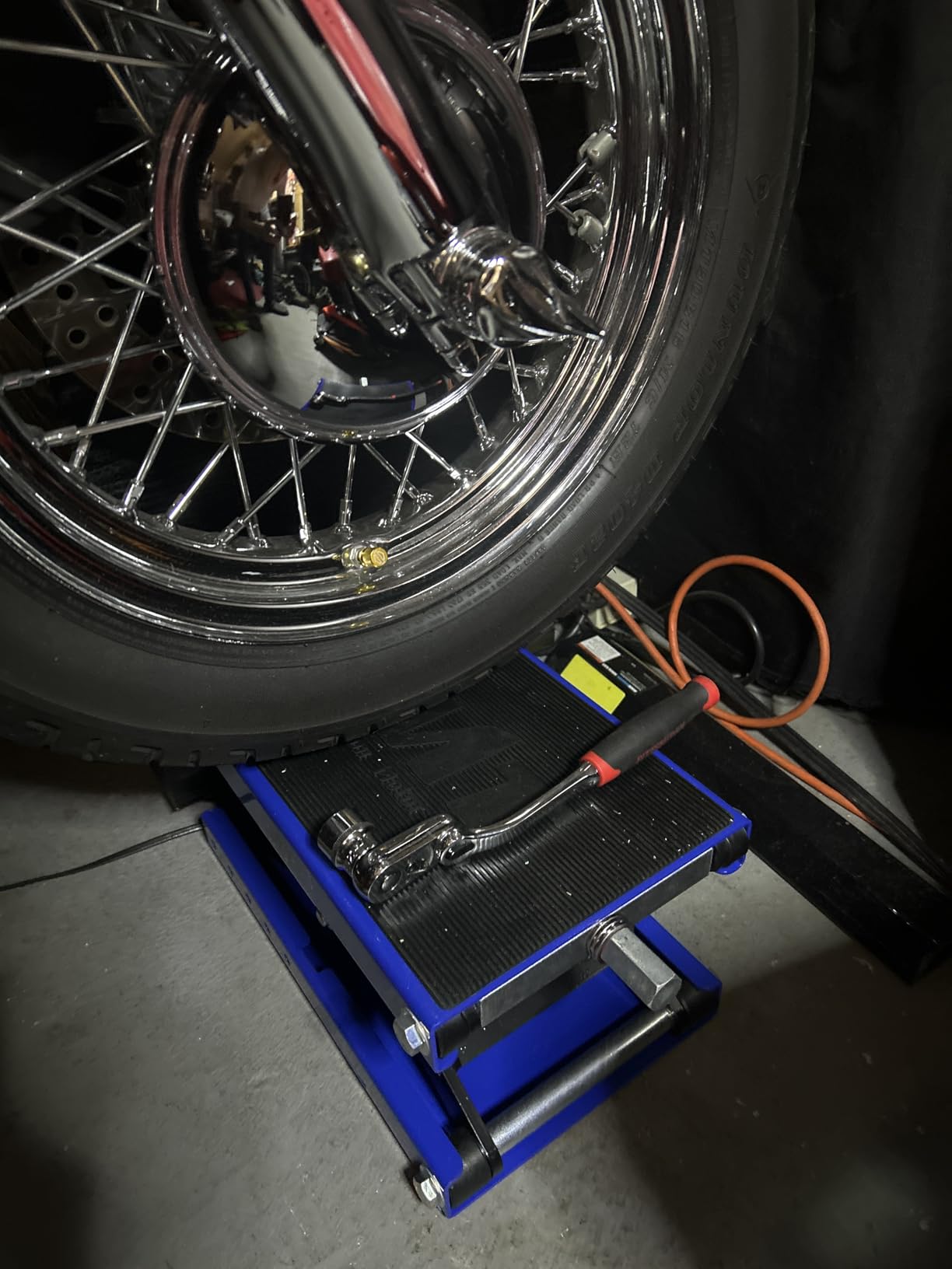 OMT 1100lb Motorcycle Scissor Lift Jack Wide Deck Motorbike Hoist Stand | Center Stand For ATV Dirt Bike Cruiser; T Handle And 3/8 Inch Socket; 3.7 To 14.6 Inch Lift; 5 Locking Holes; Chain Brush customer photo 2
