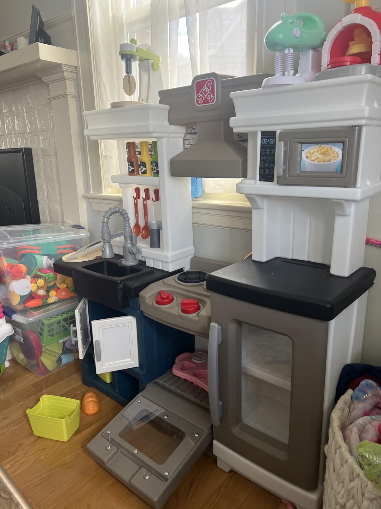 Step2 Modern Metro Kitchen Set for Kids - Includes 30+ Toy Kitchen Accessories, Interactive Features for Pretend Play - Indoor/Outdoor Toddler Playset customer photo 2