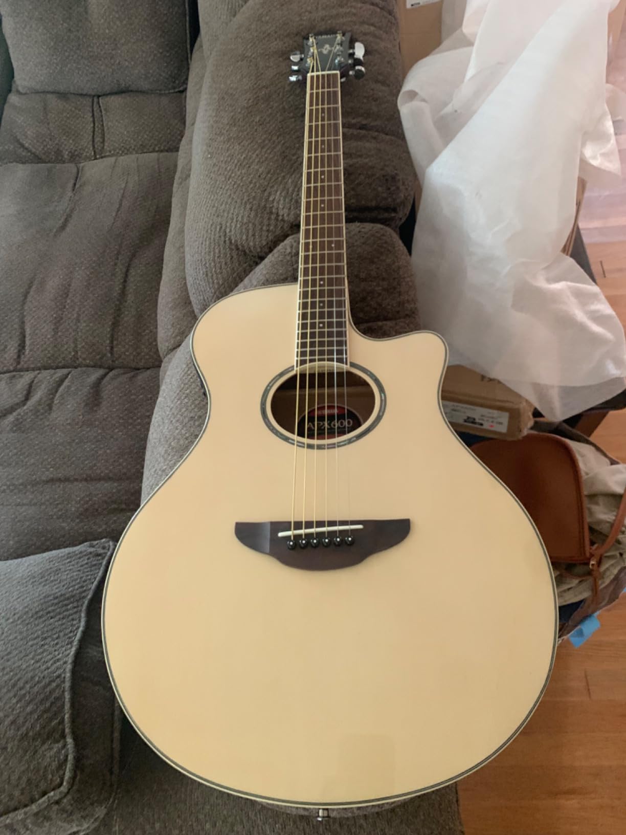 Yamaha APX600 VW Thin Body Acoustic-Electric Guitar, Vintage White customer photo 2