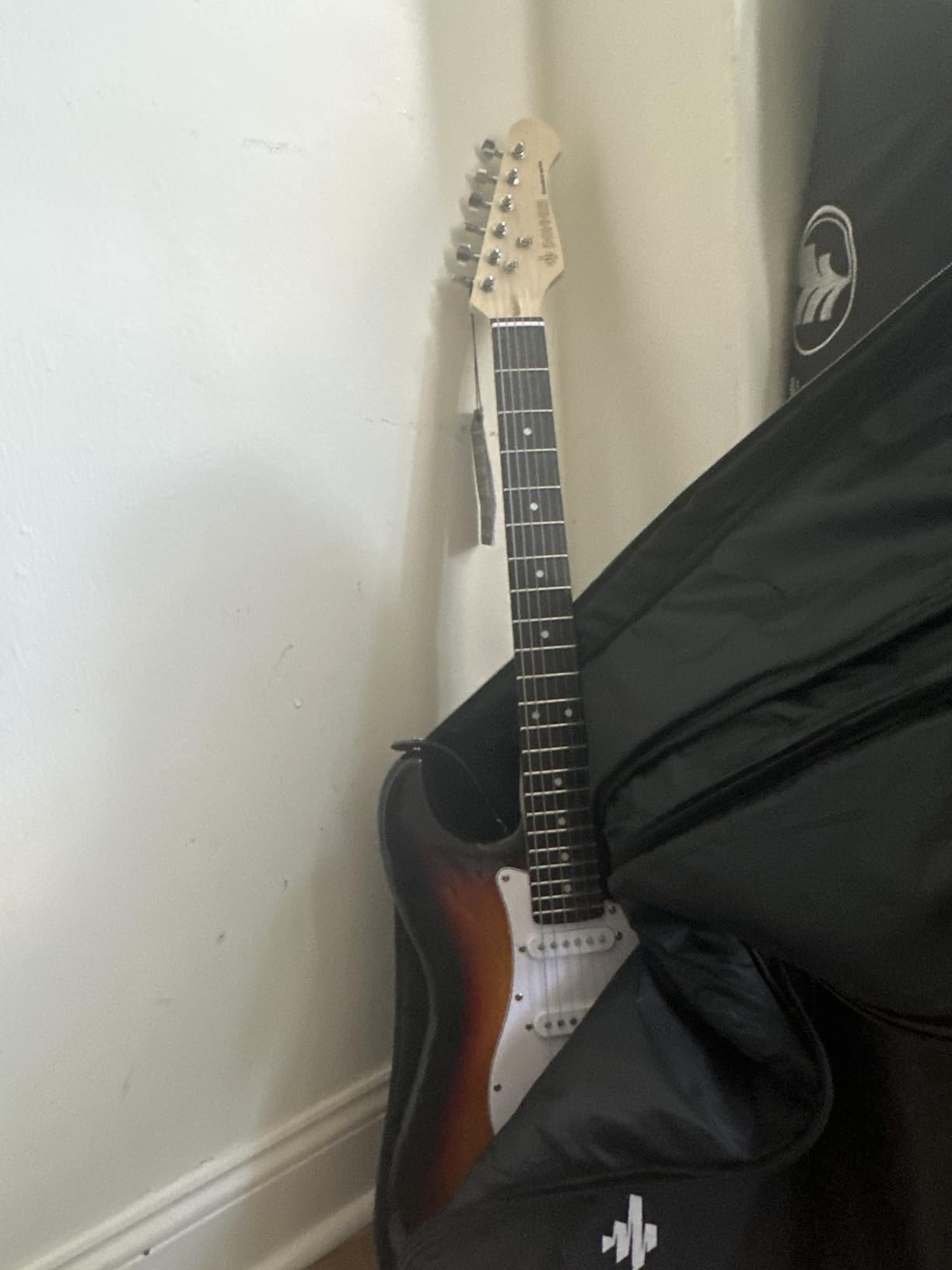 Donner DST-100S 39 Inch Full Size Electric Guitar Kit Solid Body Sunburst, Beginner Starter, with Amplifier, Bag, Capo, Strap, String, Tuner, Cable, Picks customer photo 1