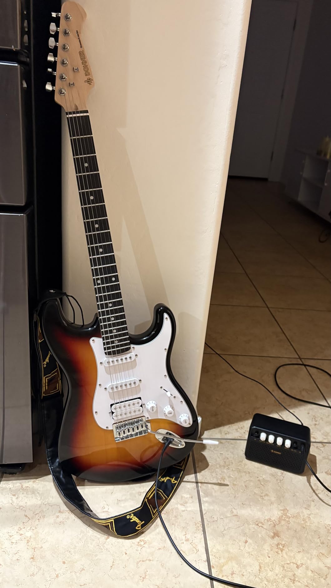 Donner DST-100S 39 Inch Full Size Electric Guitar Kit Solid Body Sunburst, Beginner Starter, with Amplifier, Bag, Capo, Strap, String, Tuner, Cable, Picks customer photo 2