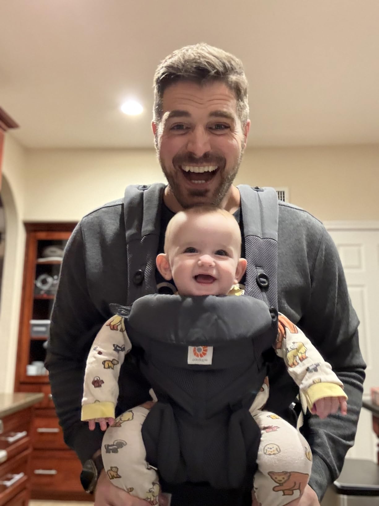 Ergobaby Omni Classic Baby Carrier for Newborn to Toddlers 0-48 Months (7-45 lbs) - 4-Position Breathable Mesh Baby Carrier with Ergonomic Support - Onyx Black customer photo 1
