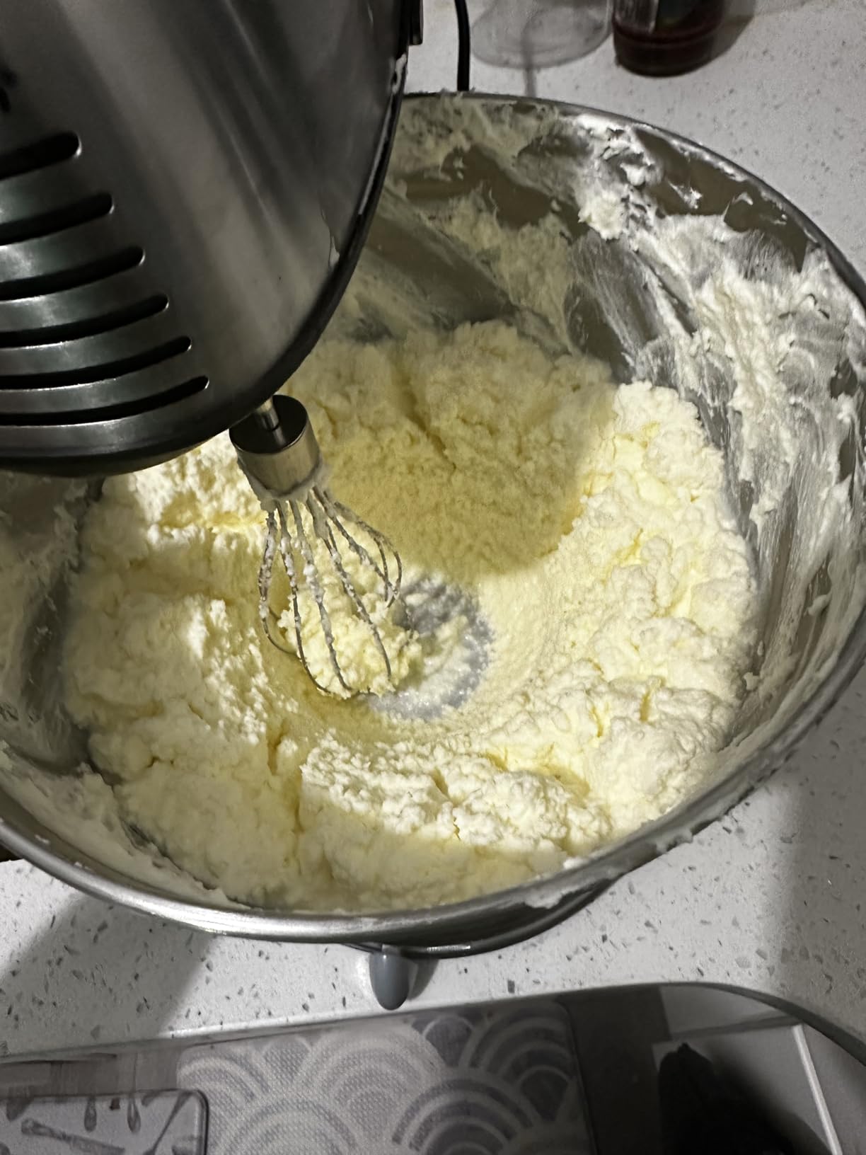 Hamilton Beach Classic Stand and Hand Mixer, 4 Quarts, 6 Speeds with QuickBurst, Bowl Rest, 290 Watts Peak Power, Black and Stainless customer photo 2