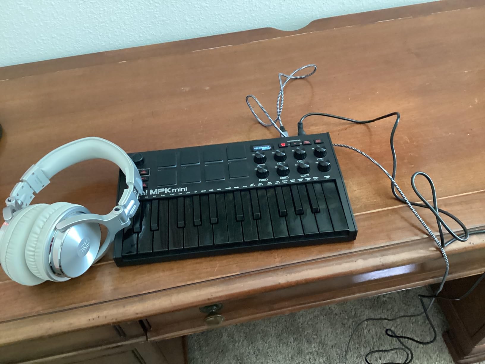 Akai Professional MPK Mini MK3-25 Key USB MIDI Keyboard Controller with 8 Backlit Drum Pads, 8 Knobs, Music Production Software and Native Instruments Sound Package (NKS Integration) customer photo 2