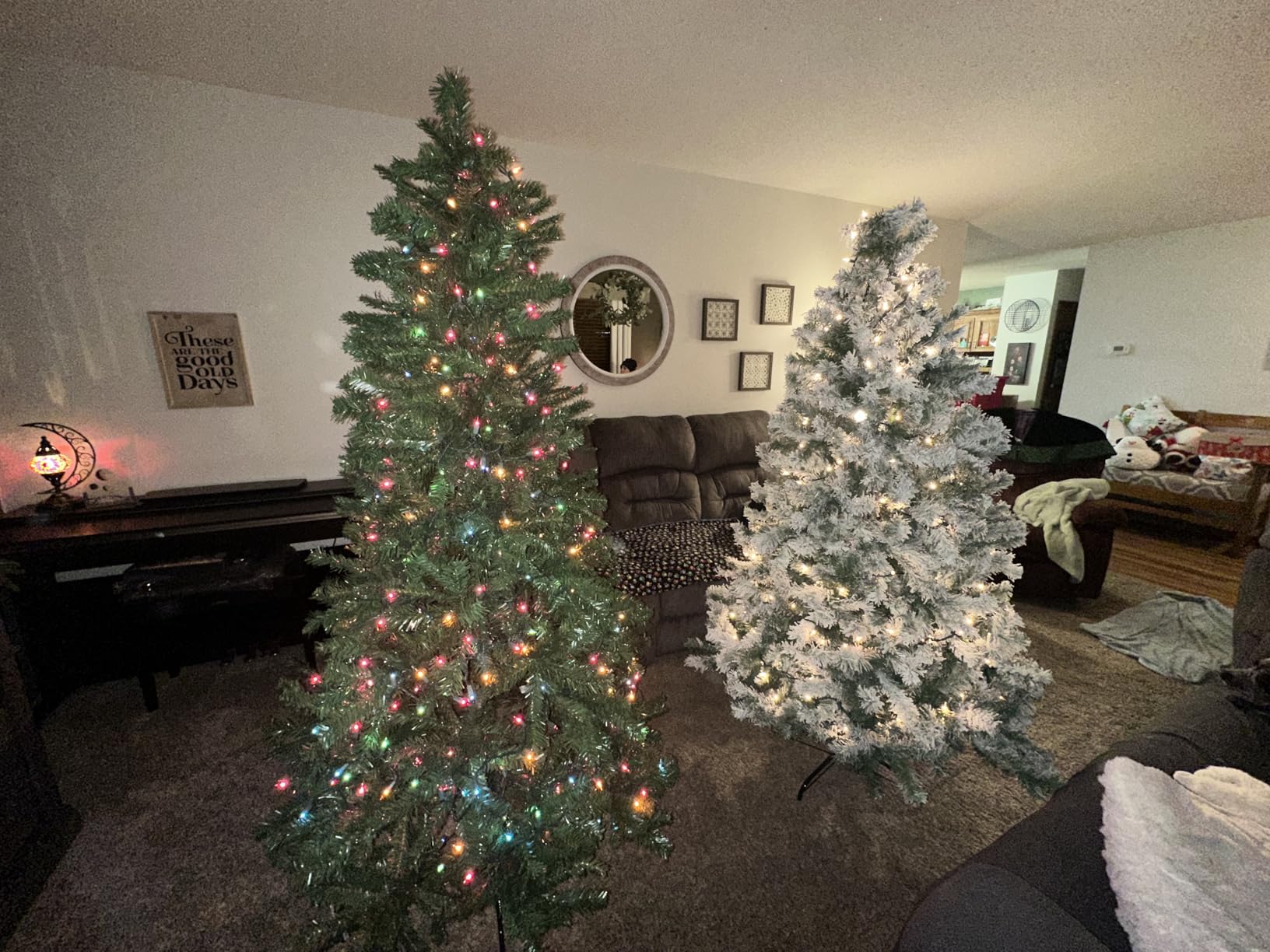 Yaheetech 7.5ft Premium Snow Flocked Hinged Artificial Christmas Fake Spruce Full Tree for Home Office Party Decoration with 1284 Branch White Snow Tips and Metal Stand customer photo 1