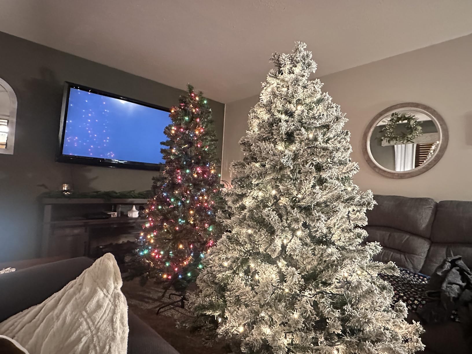 Yaheetech 7.5ft Premium Snow Flocked Hinged Artificial Christmas Fake Spruce Full Tree for Home Office Party Decoration with 1284 Branch White Snow Tips and Metal Stand customer photo 2